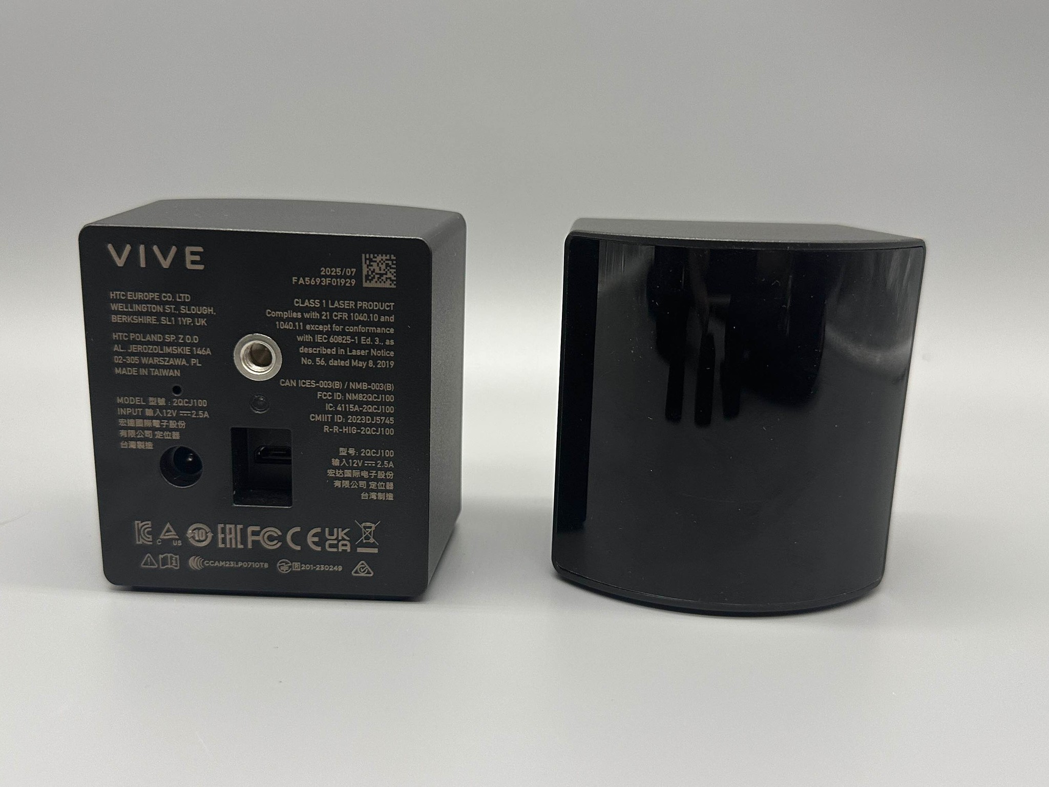 Full Body Tracking Vive Trackers (3) and 2.0 Base Stations