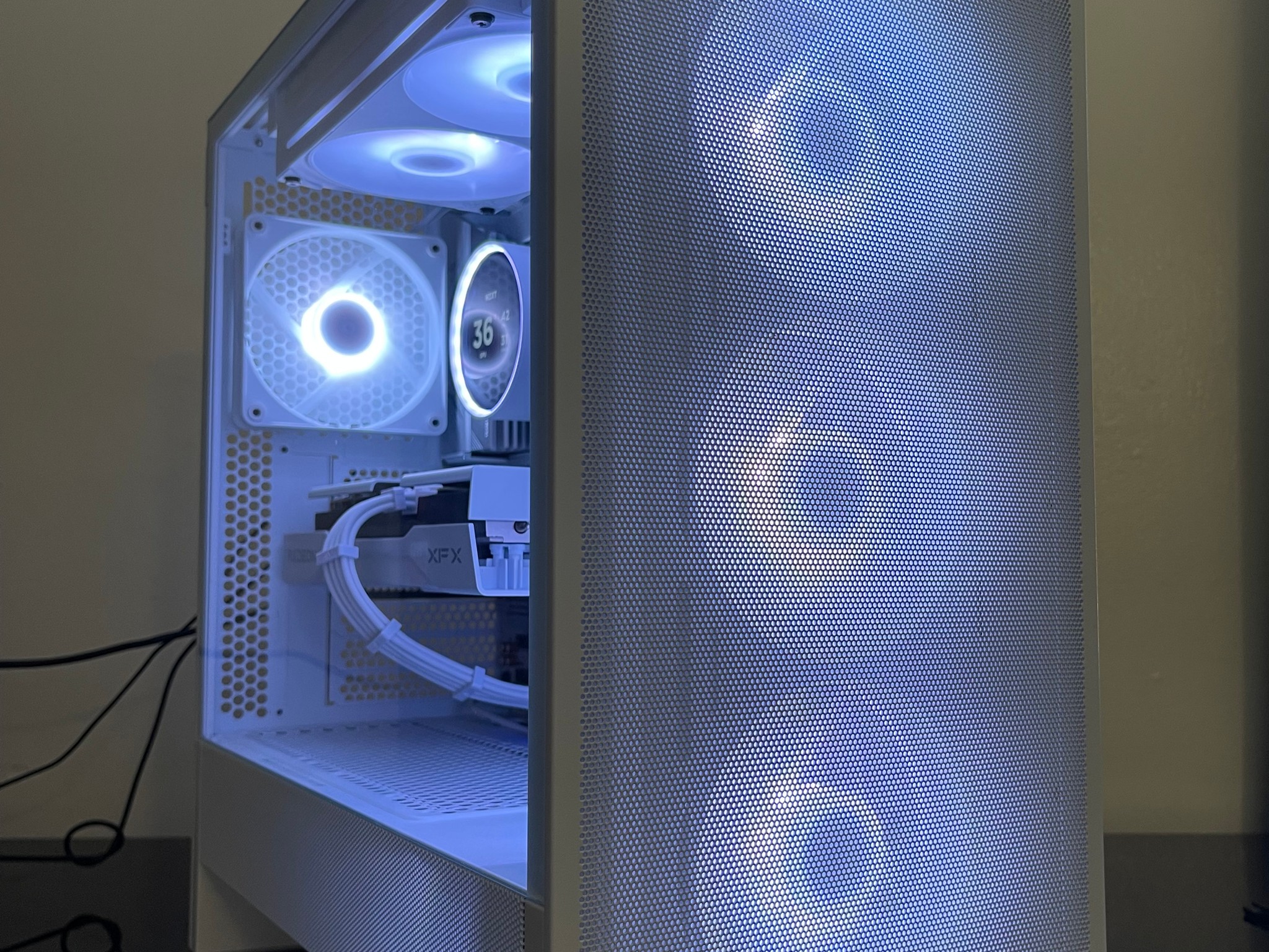 ❄️🌟ALL NEW! AM5 White PC / RX 9060 XT/ Ryzen 7 7700x/ 32GB DDR5/ 1TB gen4.🌟❄️