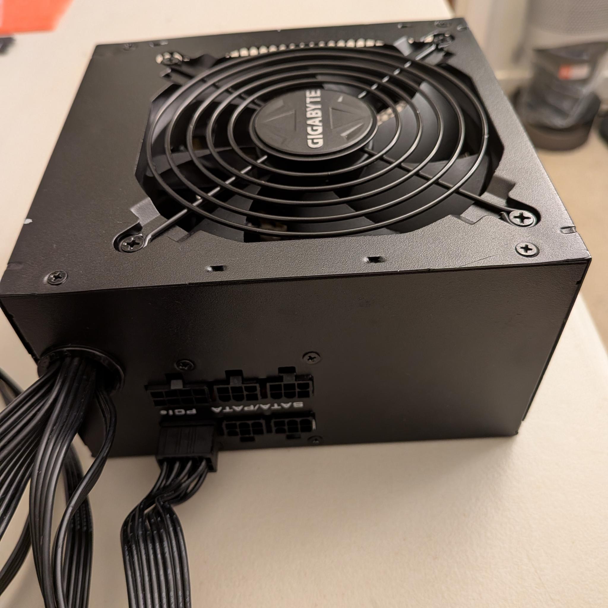 Gigabyte B700H Semi-modular 700W PSU 80+ Bronze Power Supply 24-pin, 8-pin CPU, 2 x 8-pin PCIE Only