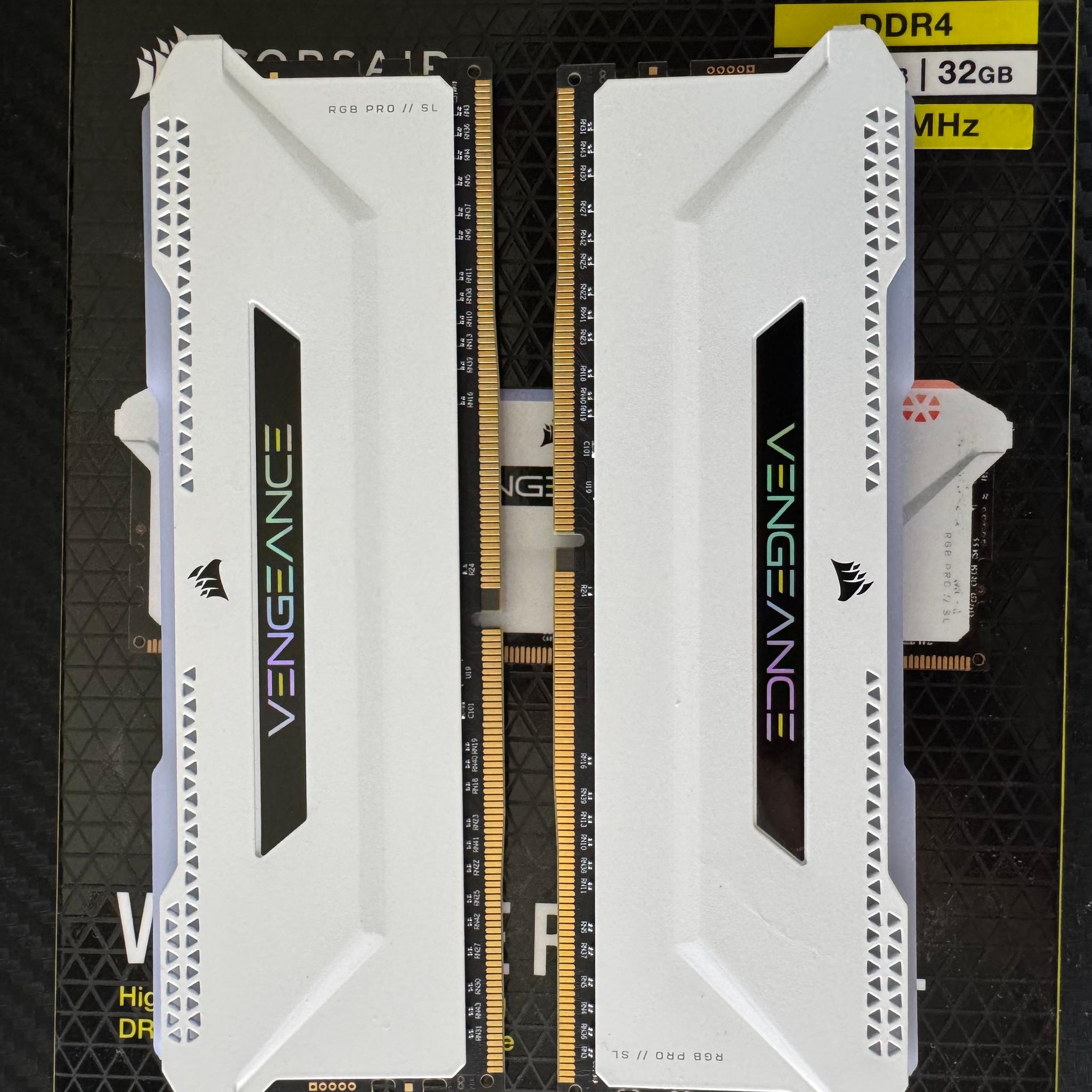 CORSAIR VENGEANCE RGB PRO SL 32GB DDR4 3600MHz C18 UDIMM Desktop Memory