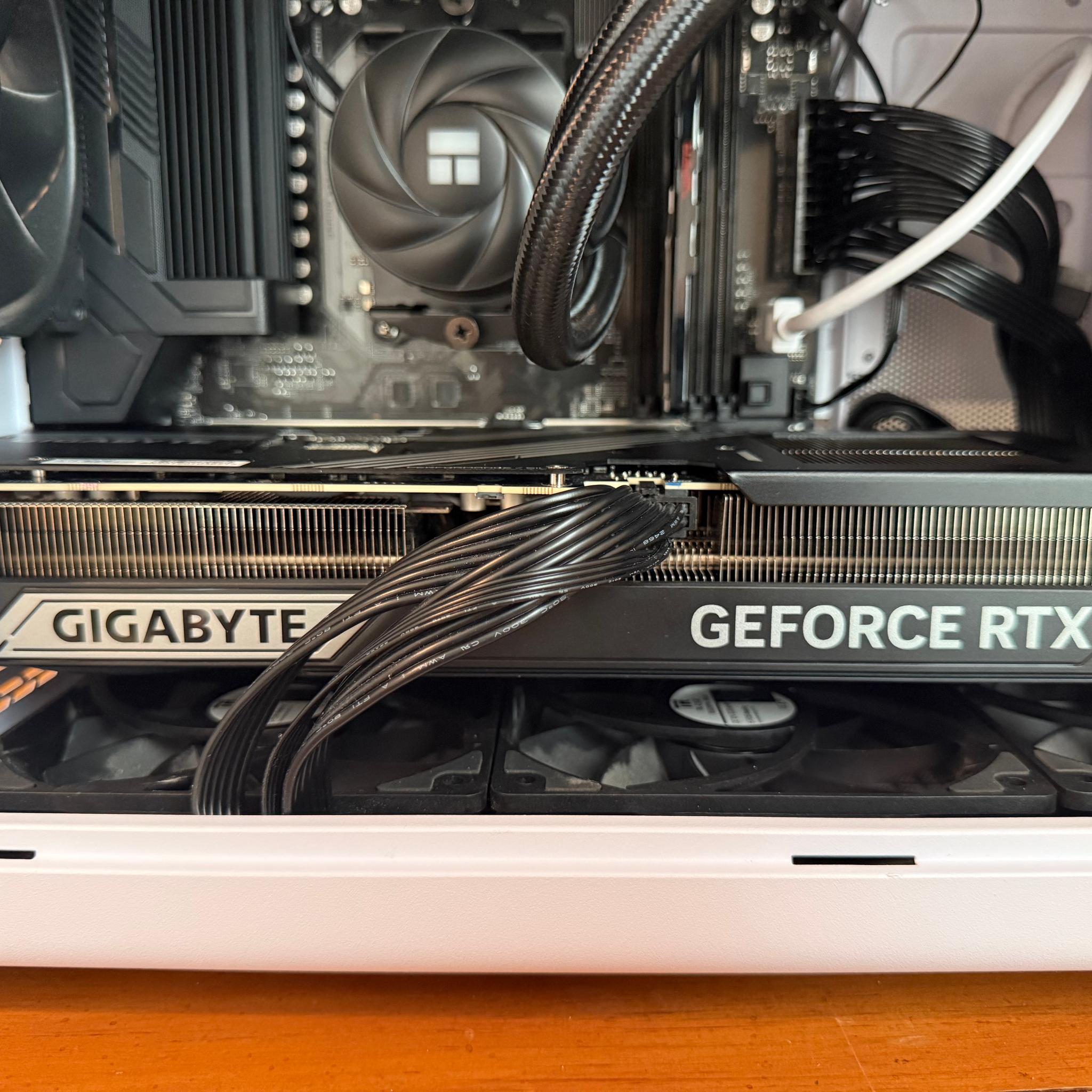 GIGABYTE - NVIDIA GeForce RTX 5070 Ti WINDFORCE SFF 16G GDDR7 PCI Express 5.0 Graphics Card