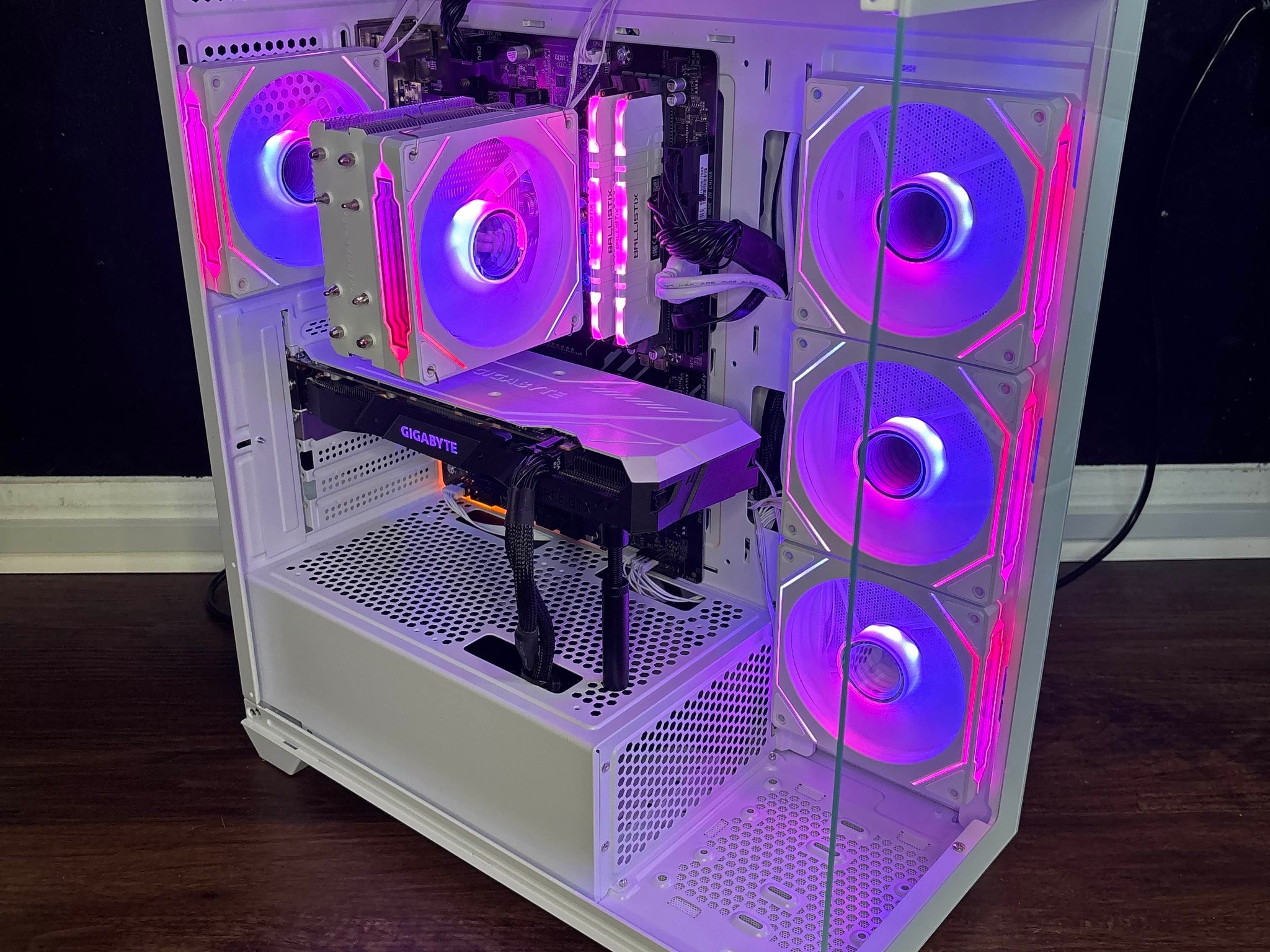 White Gaming PC (GTX 1660 Super 6GB + Intel Core I5-8500 + 16GB DDR4 + SSD)
