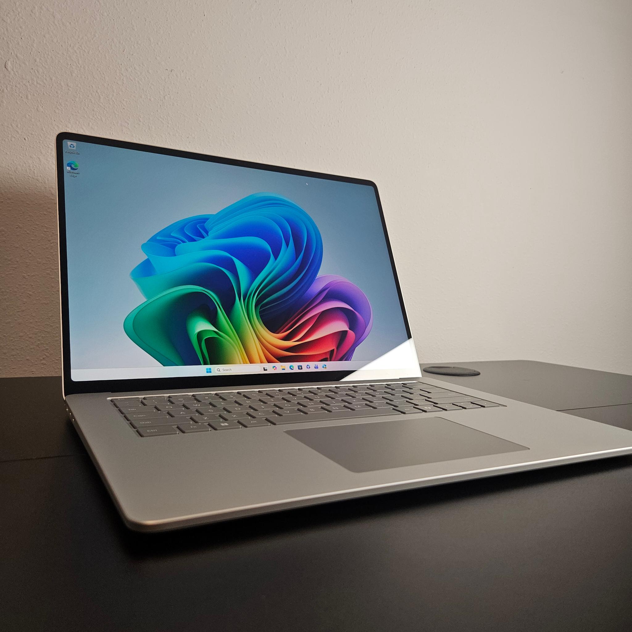 Microsoft Surface Laptop 7th Edition 13.8" Snapdragon X 3.4GHz 16GB RAM 256 GB