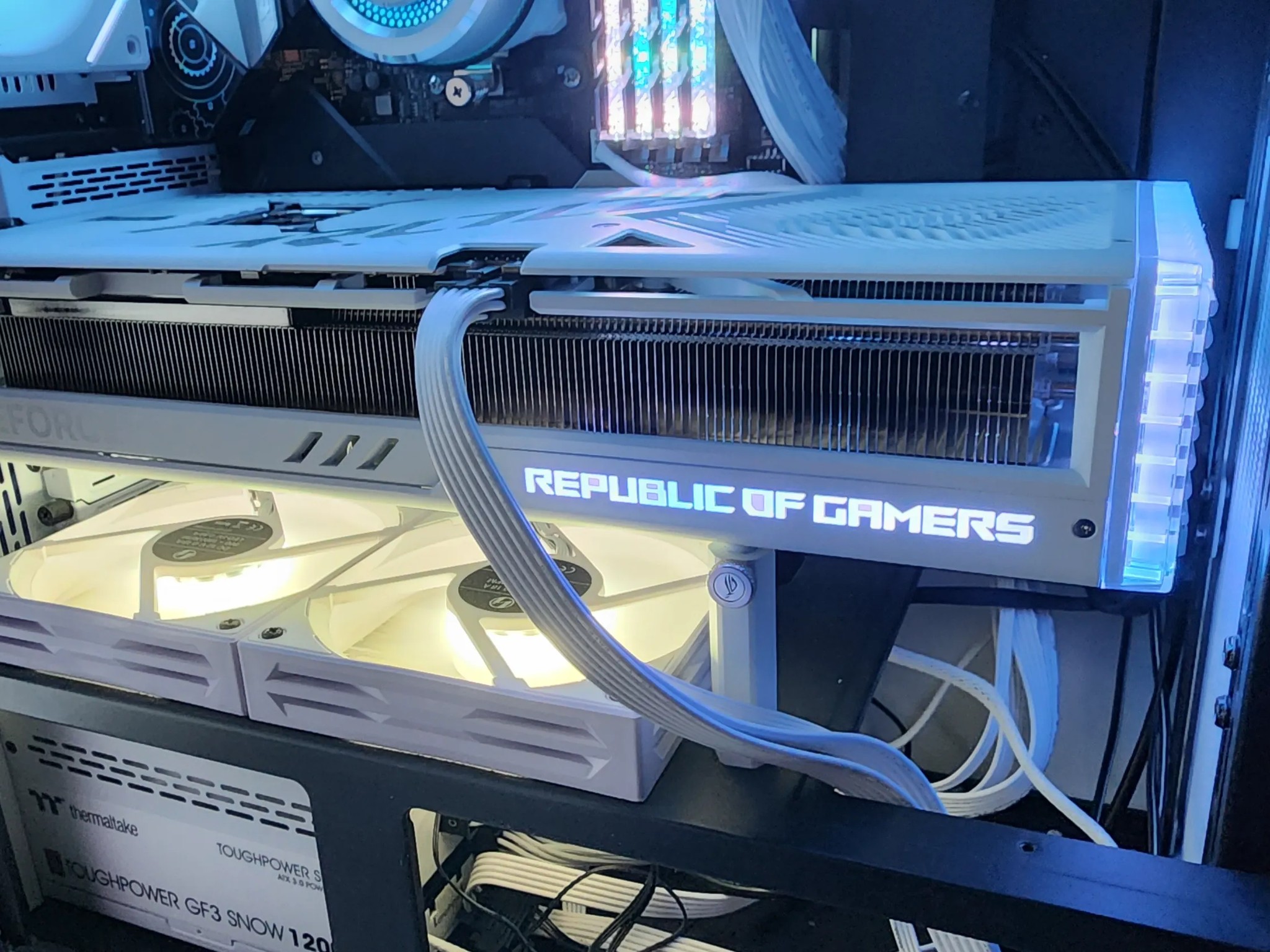 ASUS ROG Strix GeForce RTX 4080 SUPER White Edition