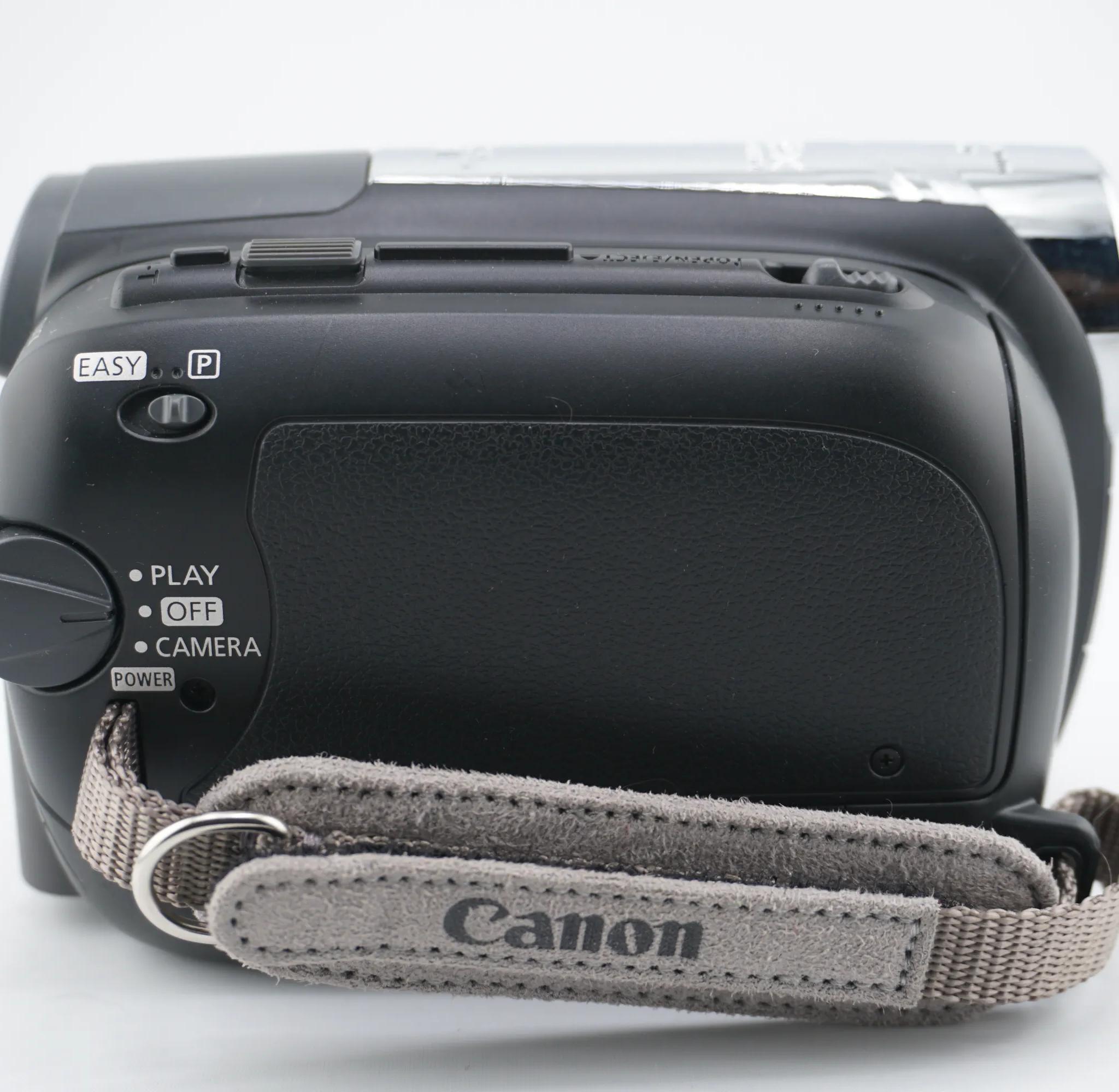 Canon ZR930 Camcorder + Battery & Power Adapter