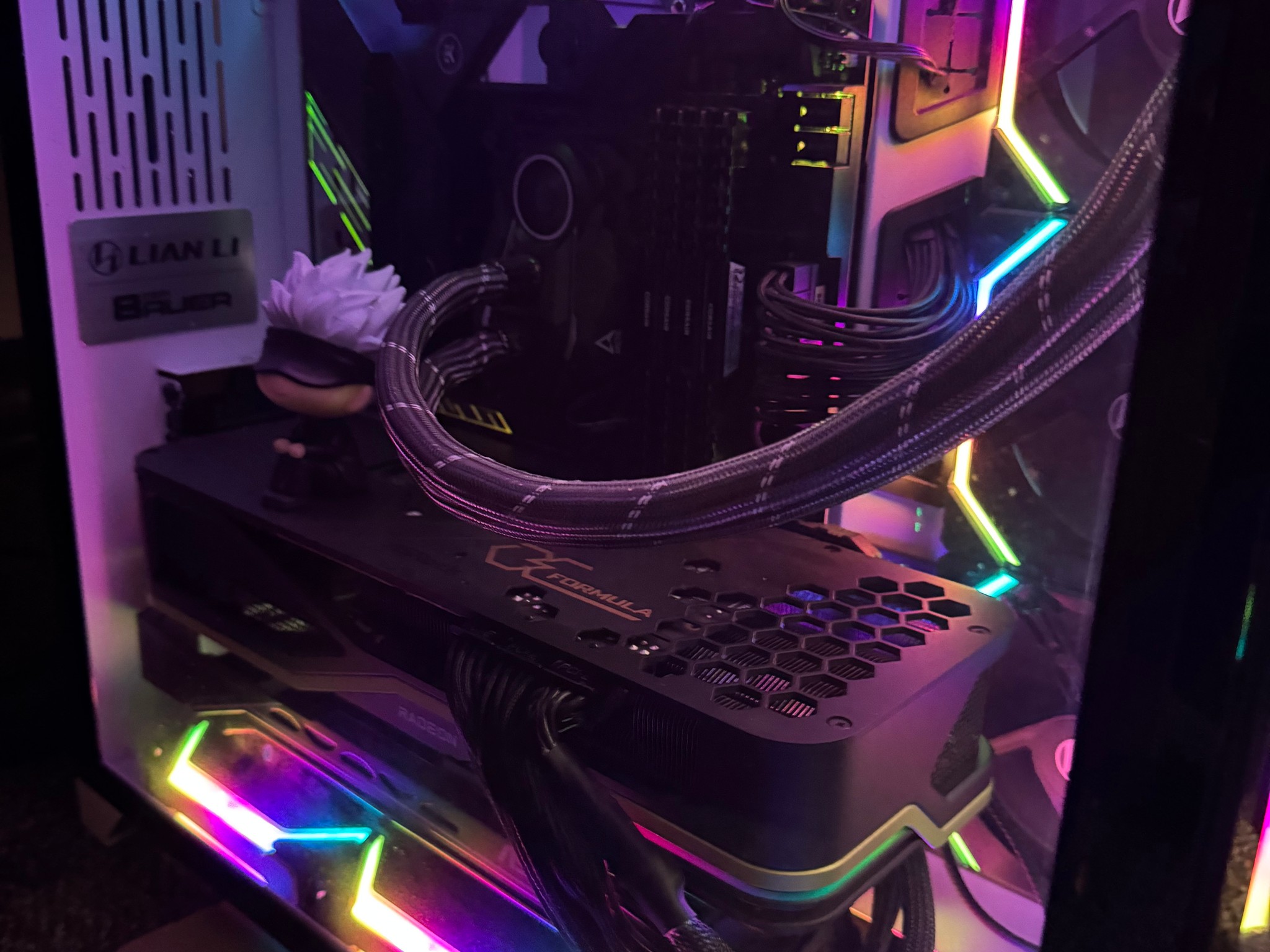 Ryzen 9 5900X | RX 6900 XT | 32GB DDR4 (3600 MT/s) | 1 TB + 250GB SSD | 850W Plat PSU | LianLi O11-D