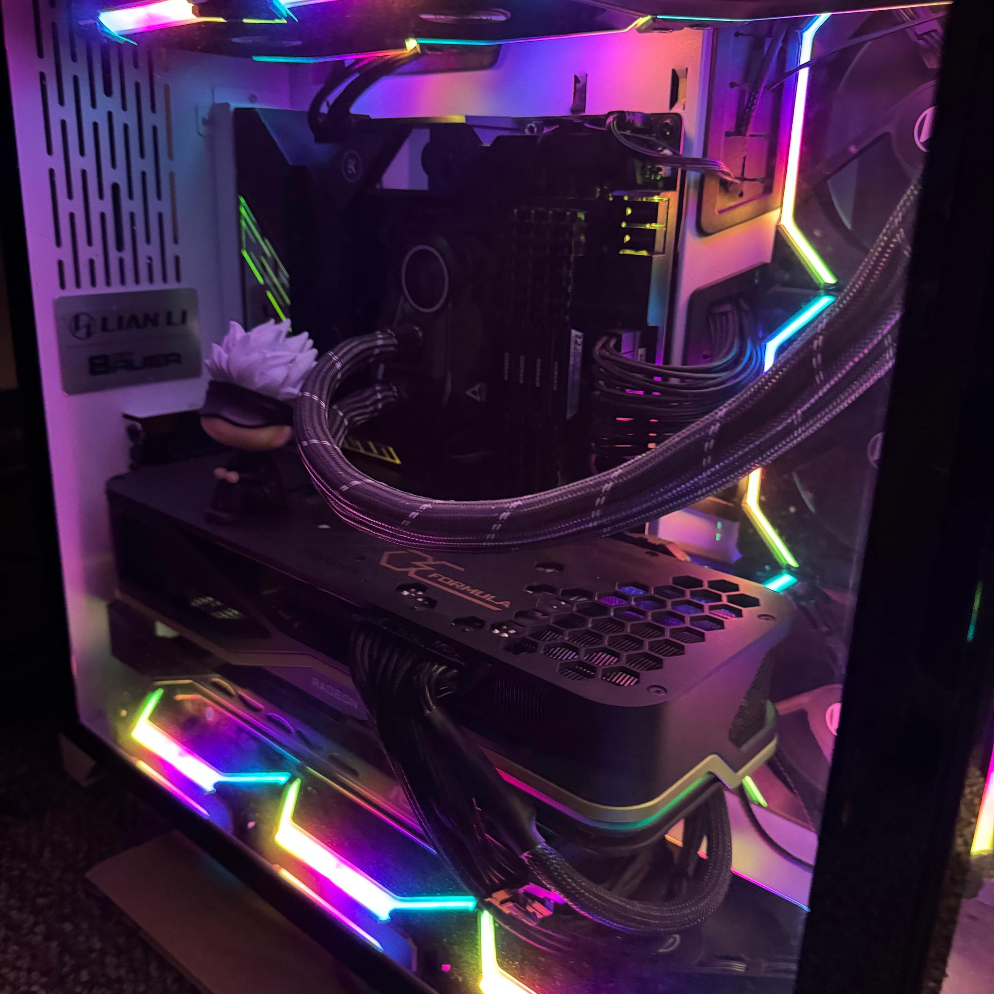 Ryzen 9 5900X | RX 6900 XT | 32GB DDR4 (3600 MT/s) | 1 TB + 250GB SSD | 850W Plat PSU | LianLi O11-D