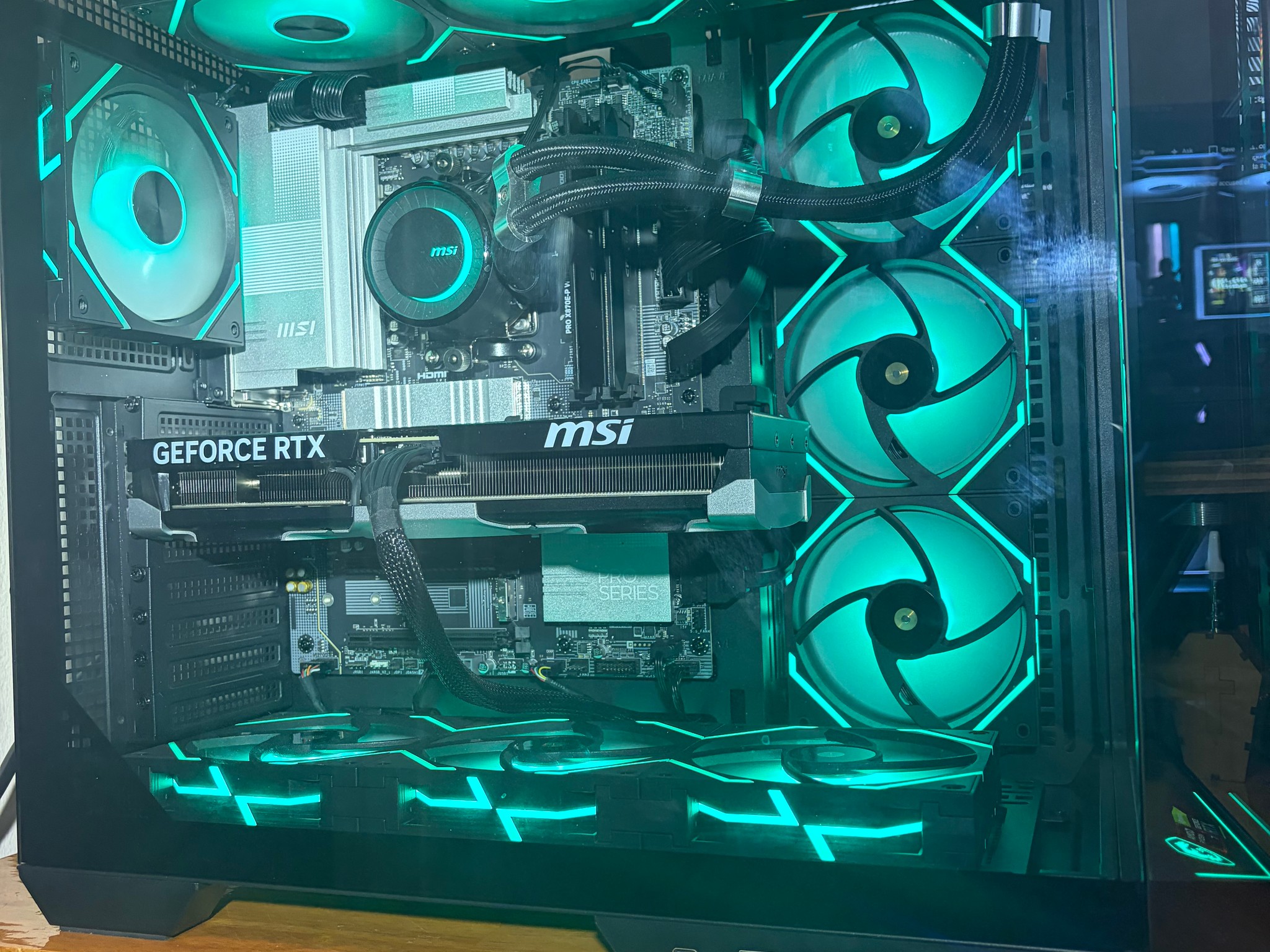9850X3D + RTX 5070 Ti – Full MSI Ecosystem