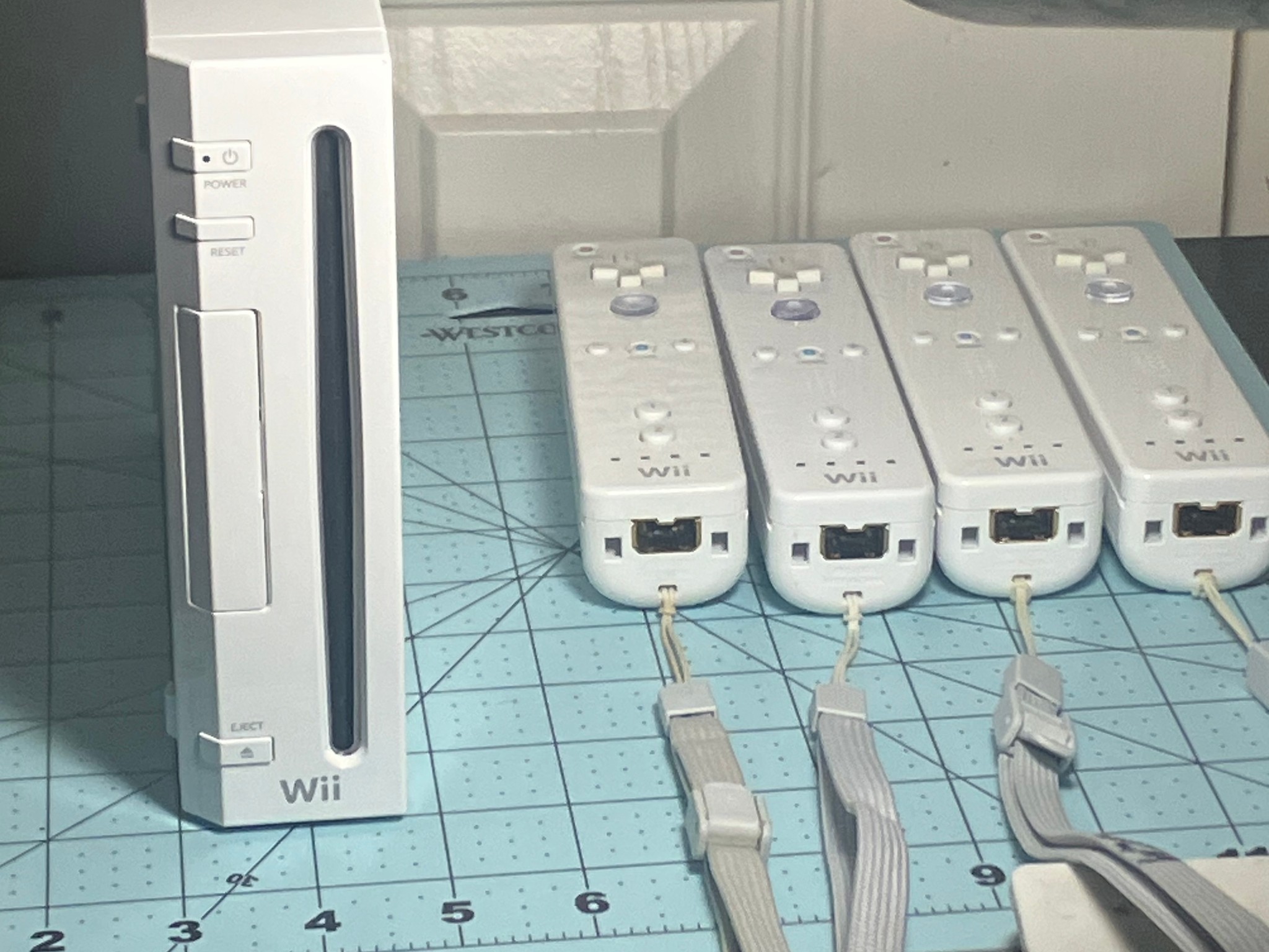 HOLIDAY SALE! Nintendo Wii 128 GB w/ 32 GB SD card