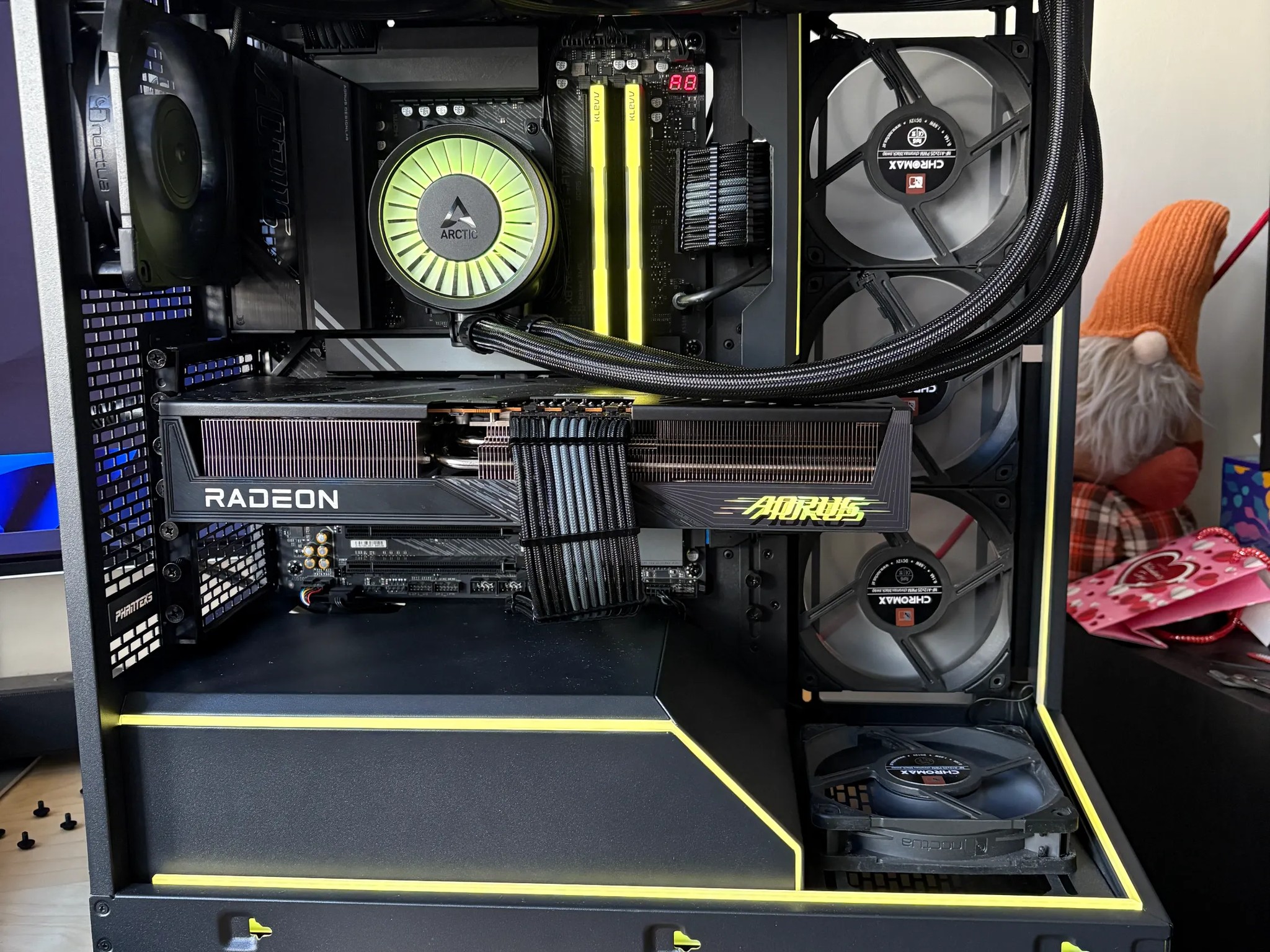 Phanteks NV5 with RGB Kit