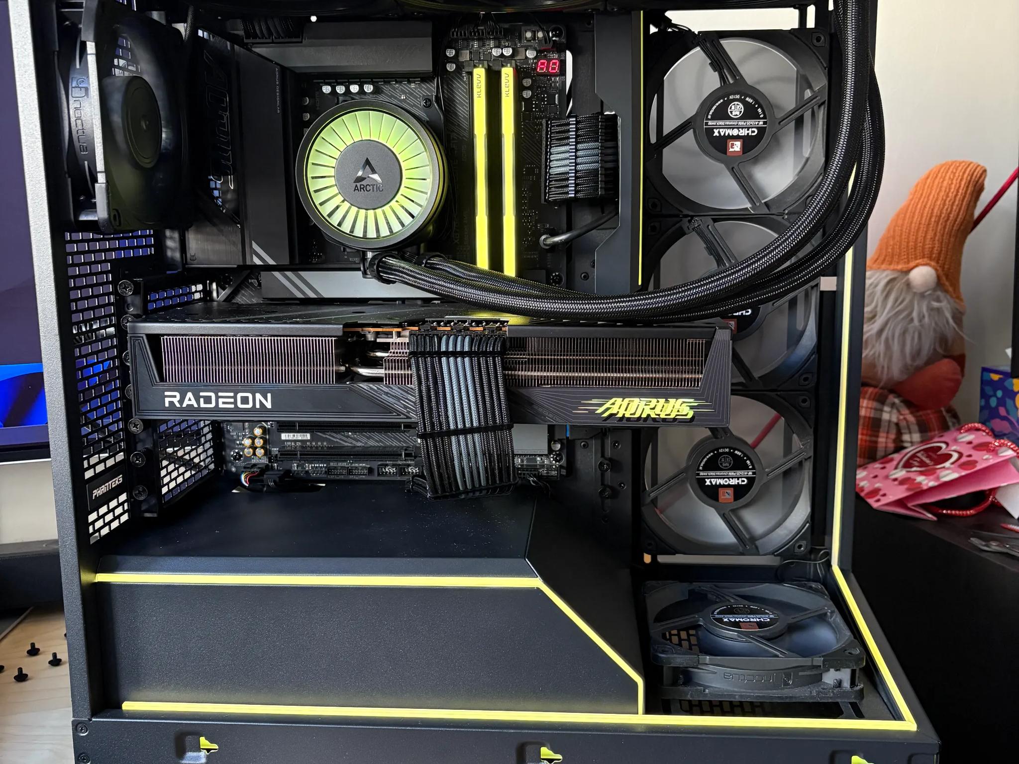 Phanteks NV5 with RGB Kit