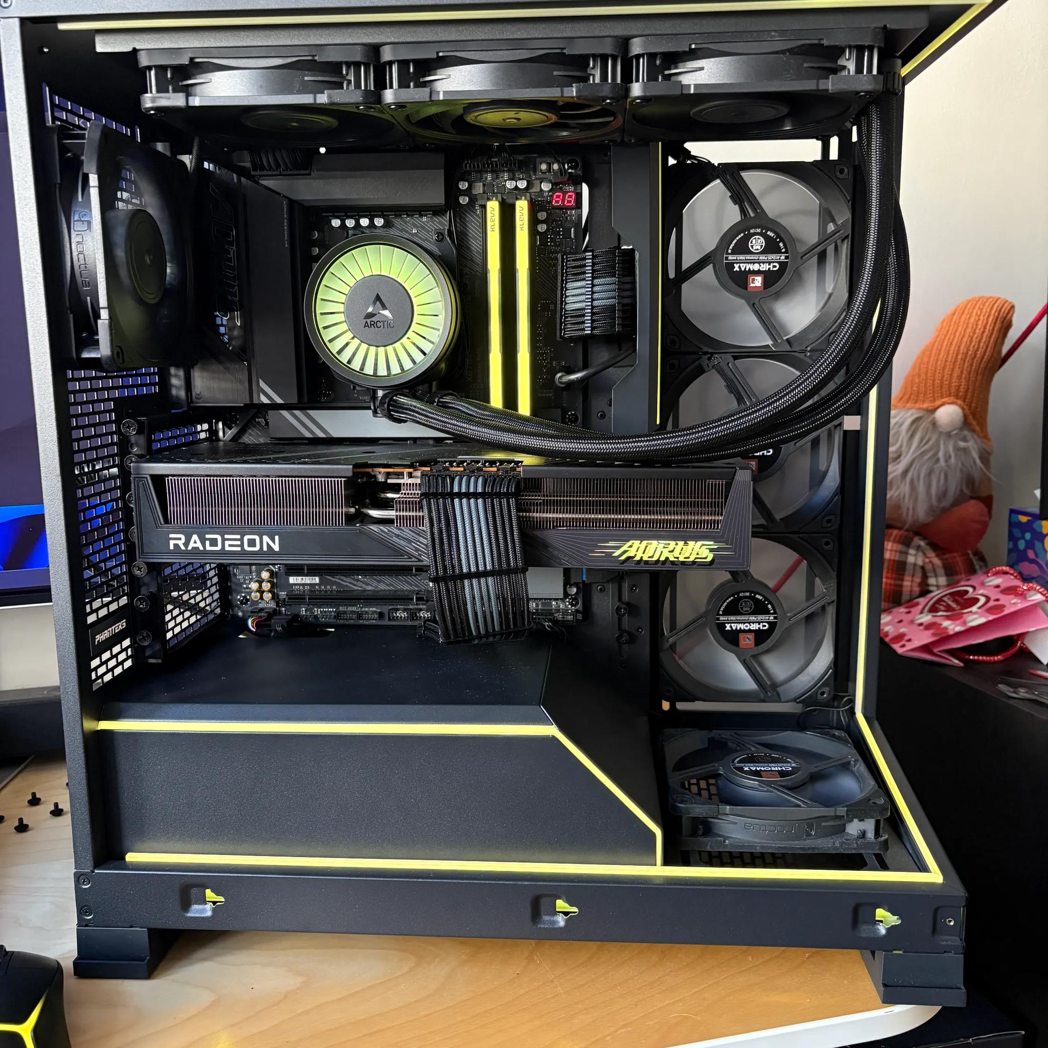 Phanteks NV5 with RGB Kit