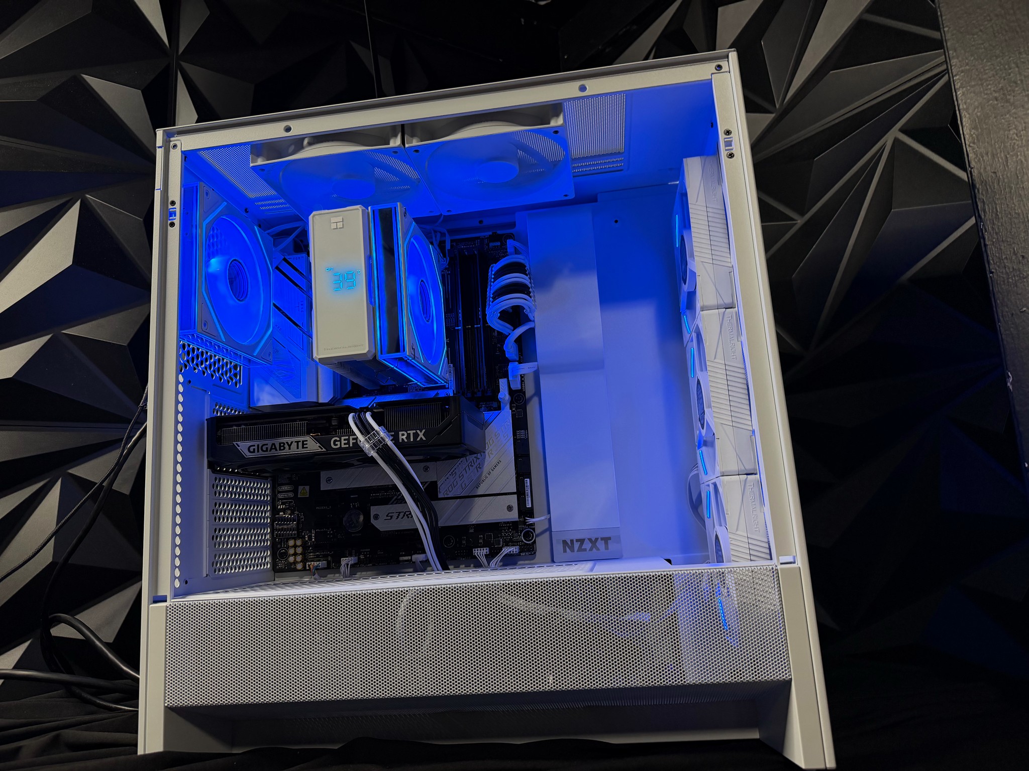 ❄️⚔️ ICE KNIGHT ⚔️❄️ Ryzen 5 7600X| RTX 5060Ti| 1.25 TB NVMe| 16 GB DDR5| 650 W PSU