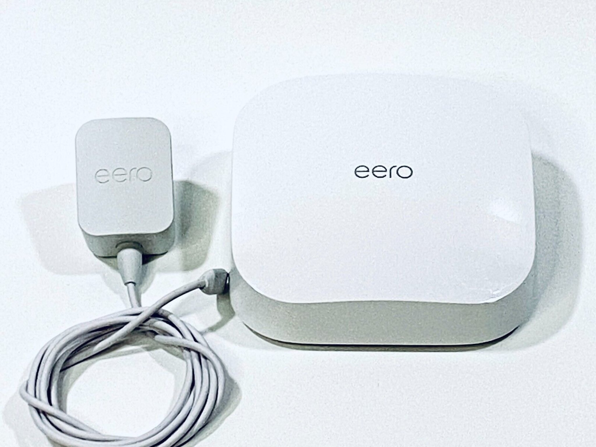 EERO Pro 6 Tri-band Wi-Fi 6 Gigabit Speed Mesh Wi-Fi Router K010001