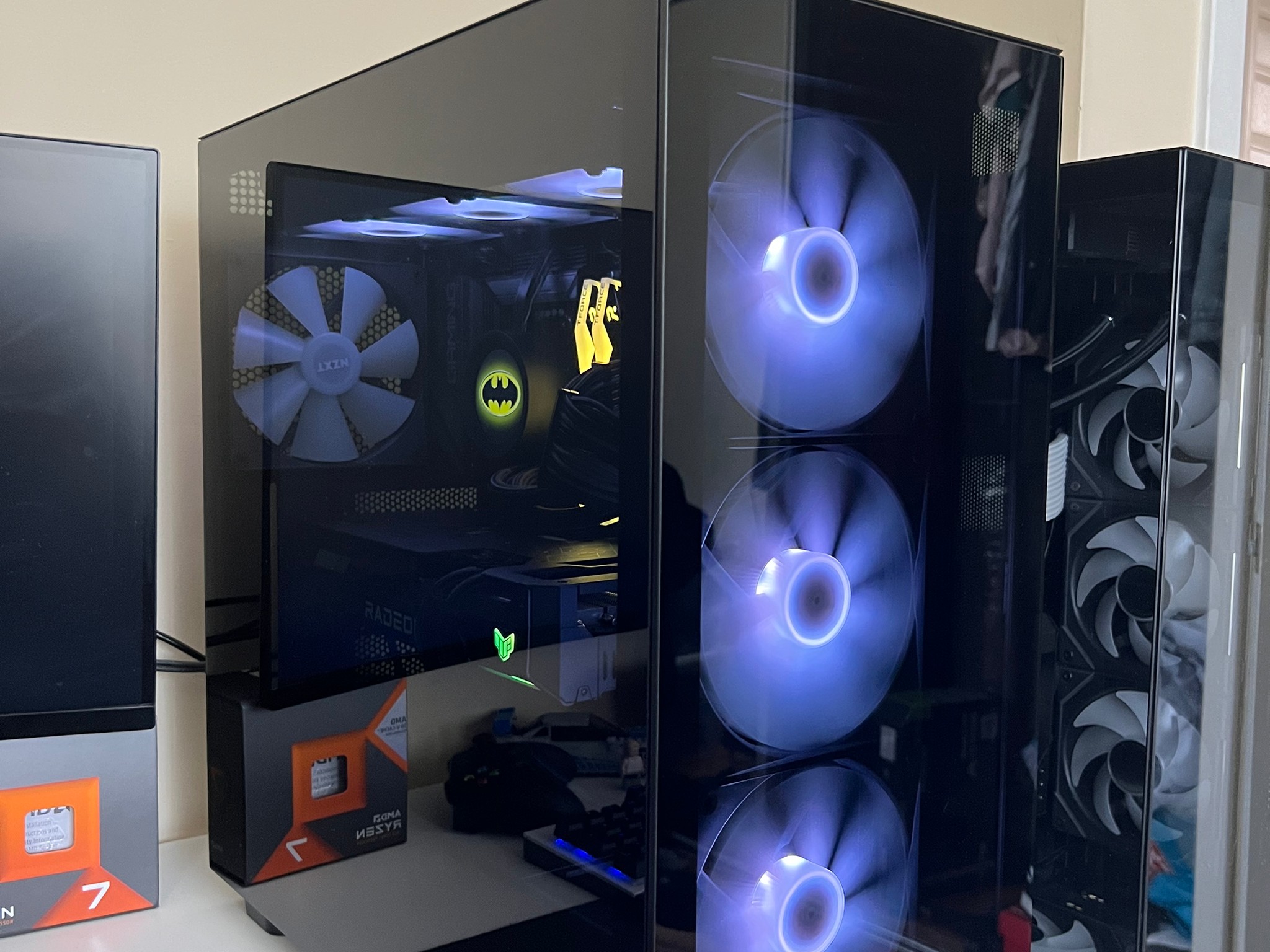 “The Batman” Ryzen 7 7800X3D, RX 7800 XT, 32GB DDR5, 1.5TB NVMe