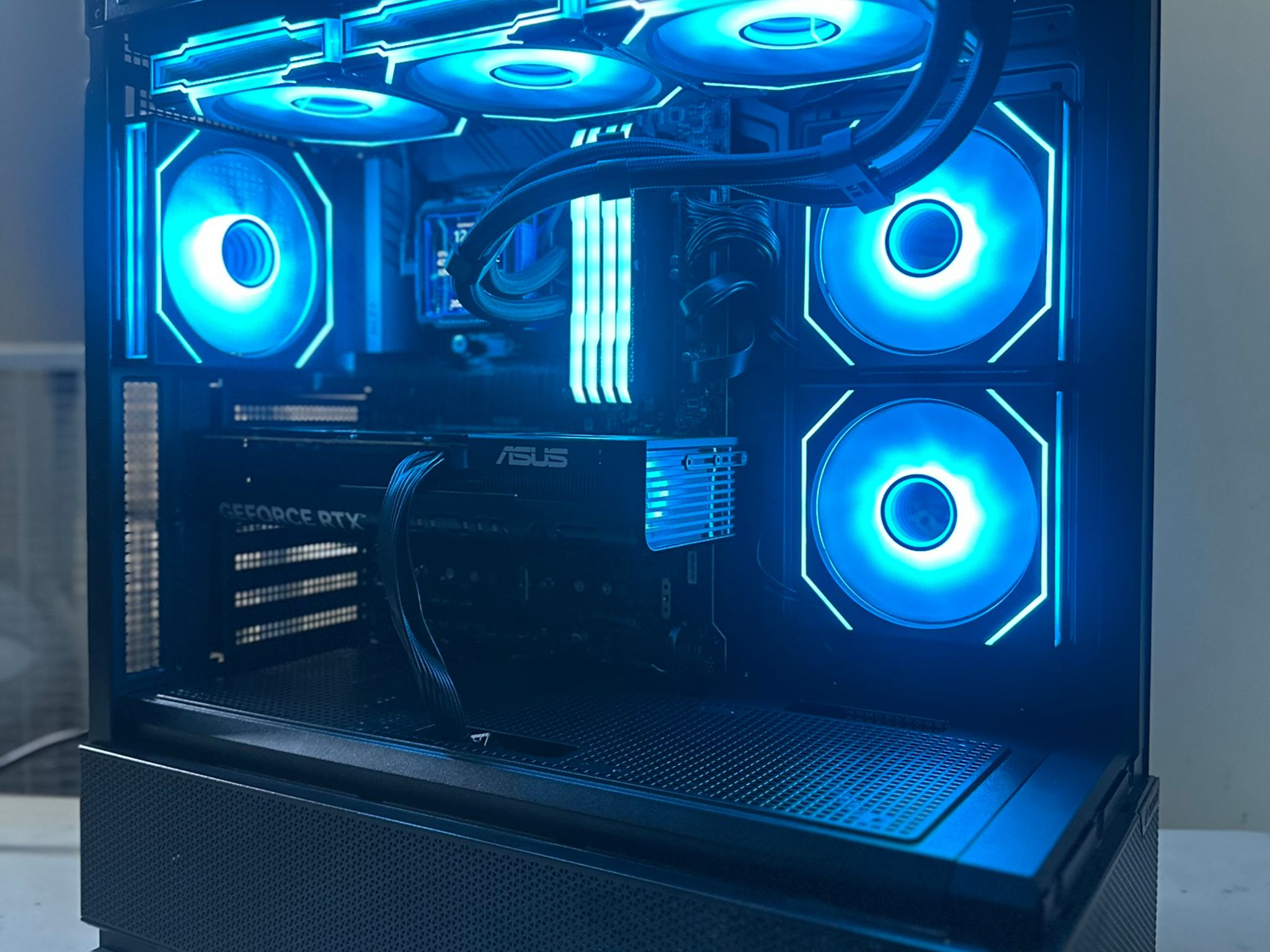i5-12400F / RTX 5060 / 1TB NVME / 32GB RAM