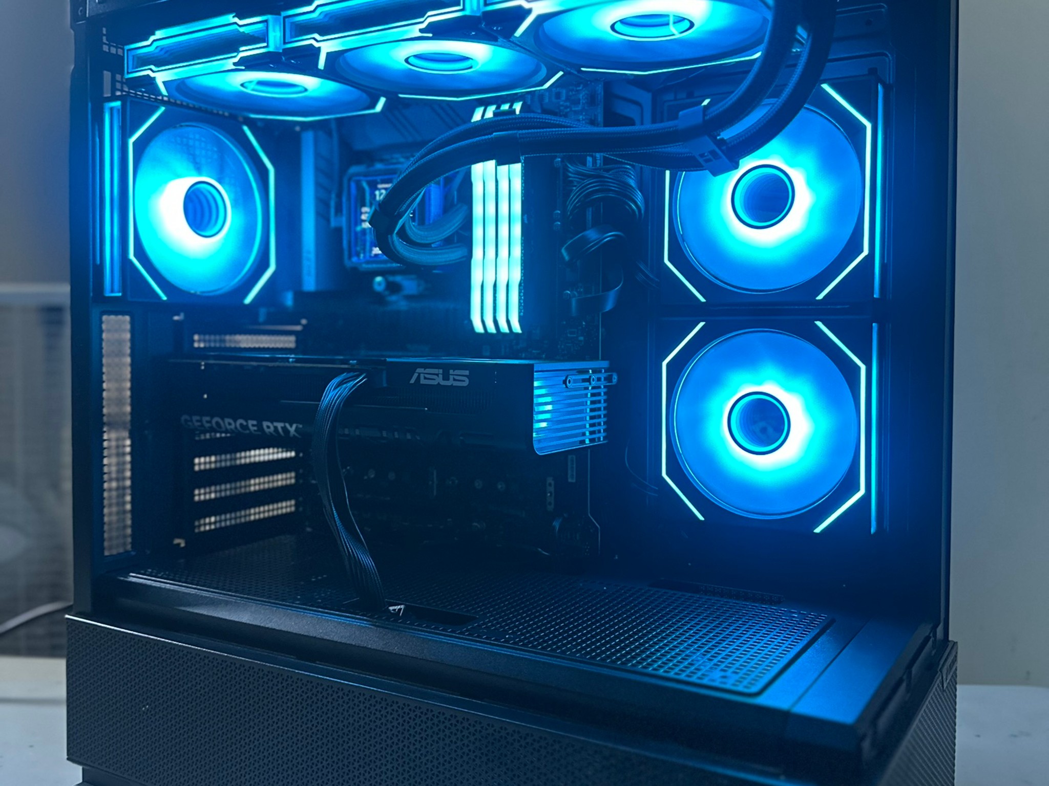 i5-12400F / RTX 5060 / 1TB NVME / 32GB RAM