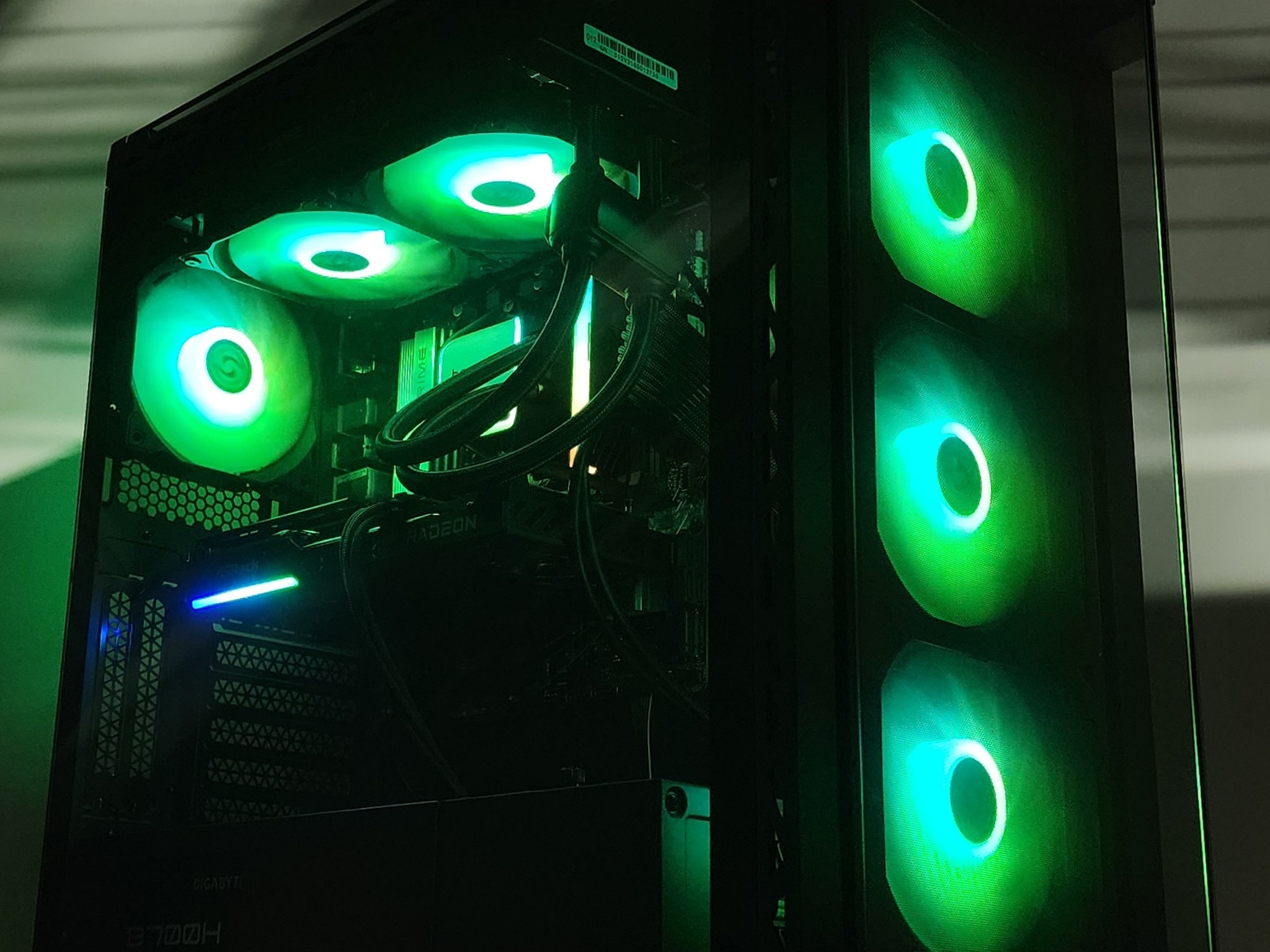 Gaming PC Ryzen 7 9700X 16GB RAM 1TB SSD RX 9060 XT 16GB Windows 11 Computer