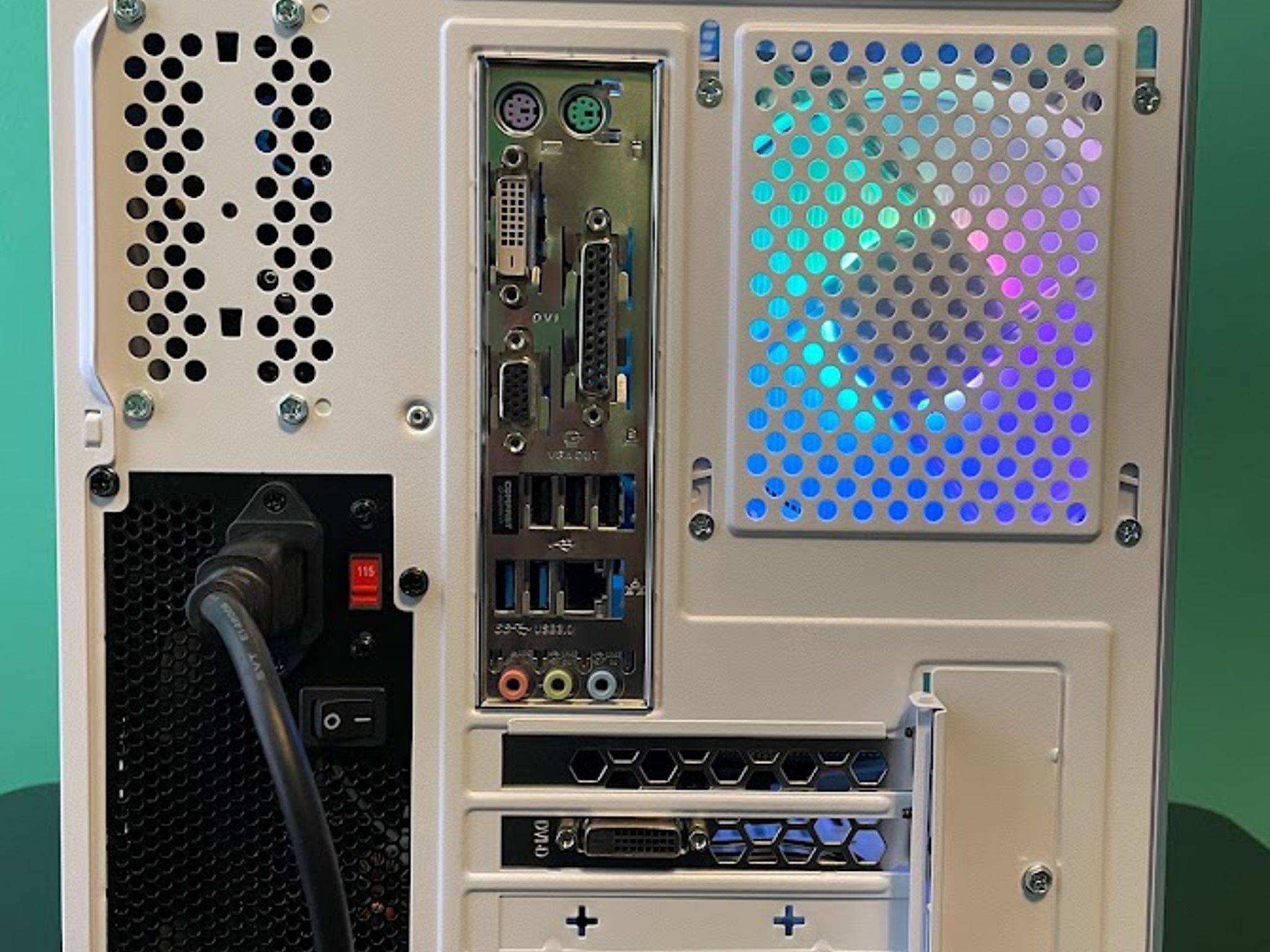 SLEEK WHITE Gaming PC| Intel i5 / AMD RX470 / 8GB / 256GB SSD WIN 10 PRO