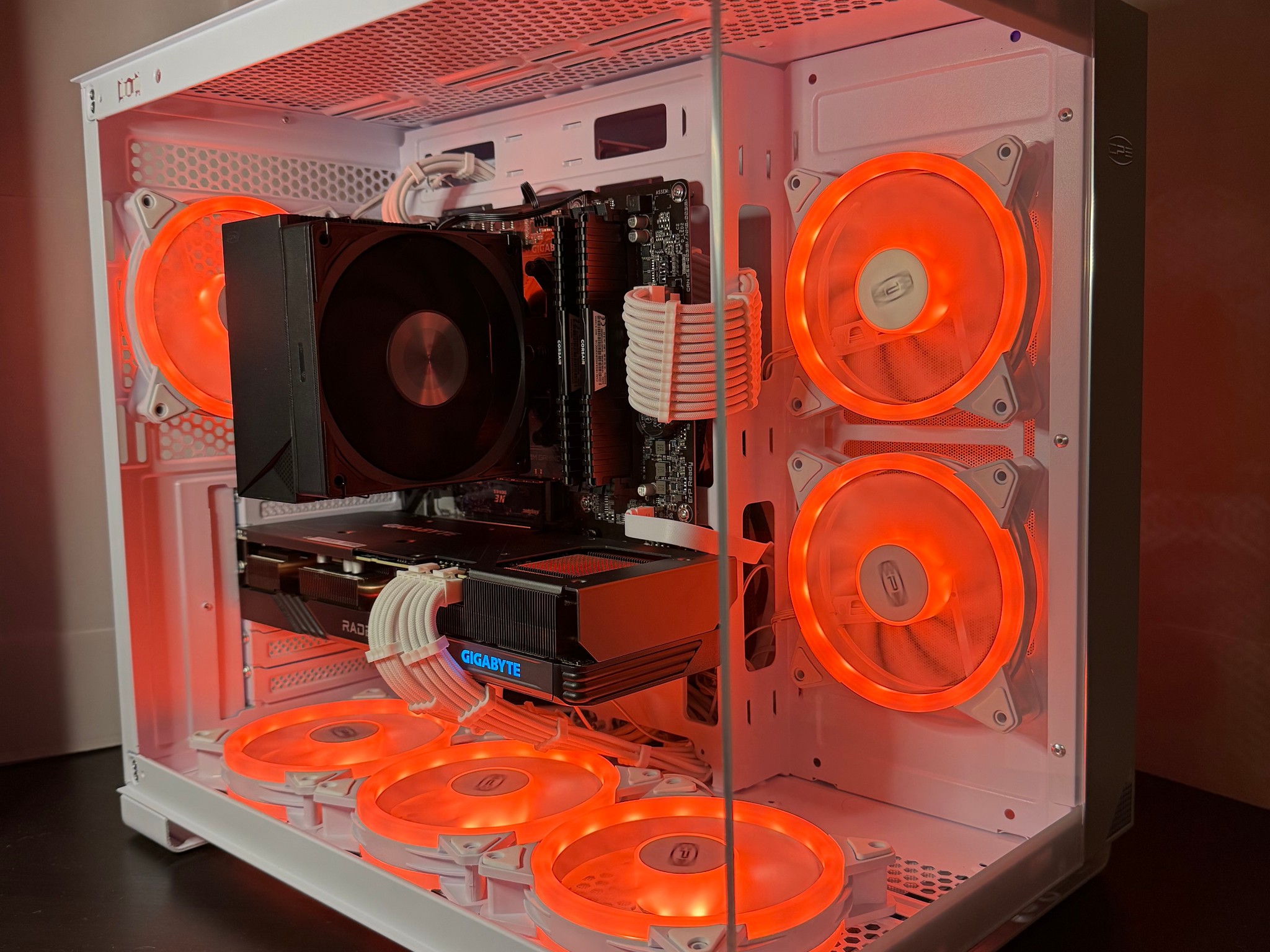 Gaming PC // Gigabyte RX 7600XT 12GB // Ryzen 5 5500 // 16 GB Ram // 1 TB NVME SSD
