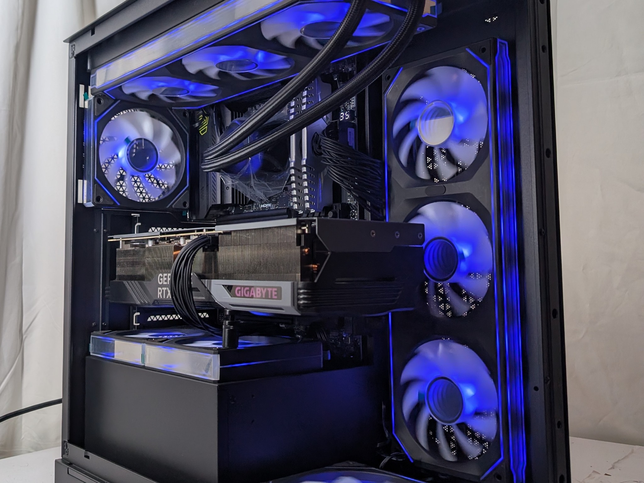 RTX 4080 | RYZEN 7 9800X3D | 32GB DDR5 | 2TB NVME | 850W PSU | 360MM AIO