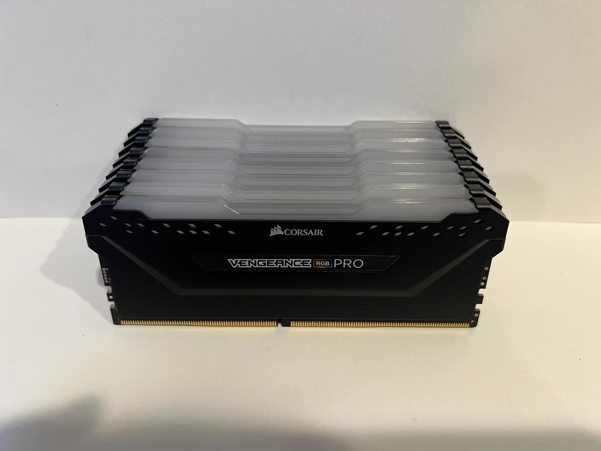 32GB DDR4 RAM - Corsair RGB 3000 MHz