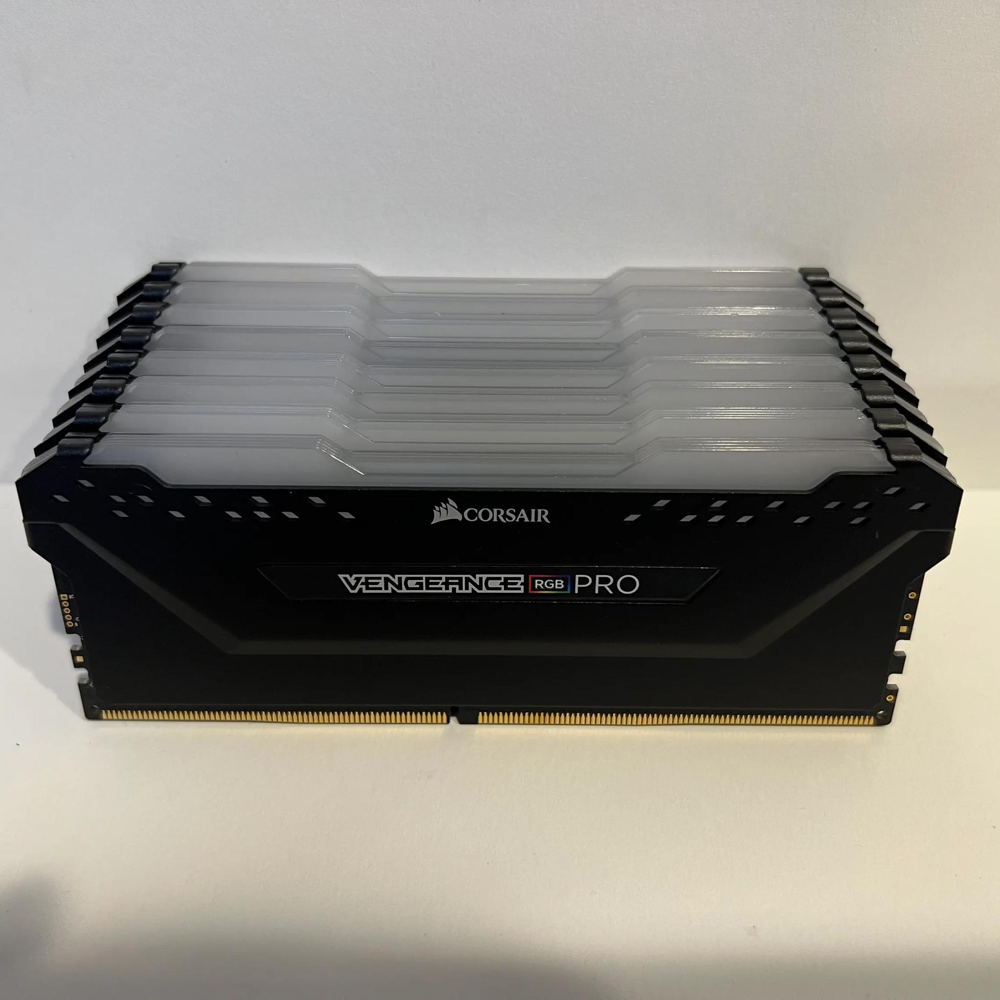 32GB DDR4 RAM - Corsair RGB 3000 MHz