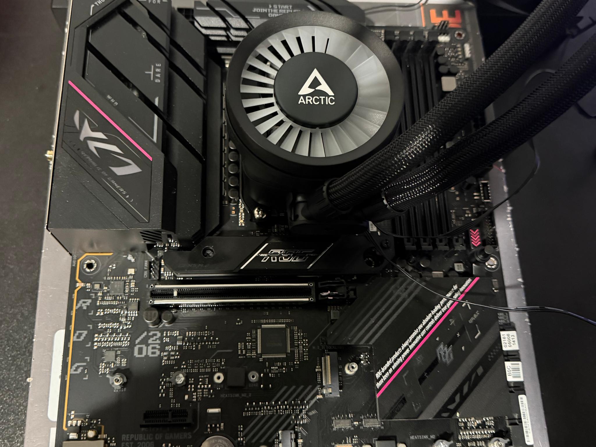 Ryzen 5 9600X, ASUS ROG STRIX B650 F Gaming Wifi, Arctic AIO COMBO