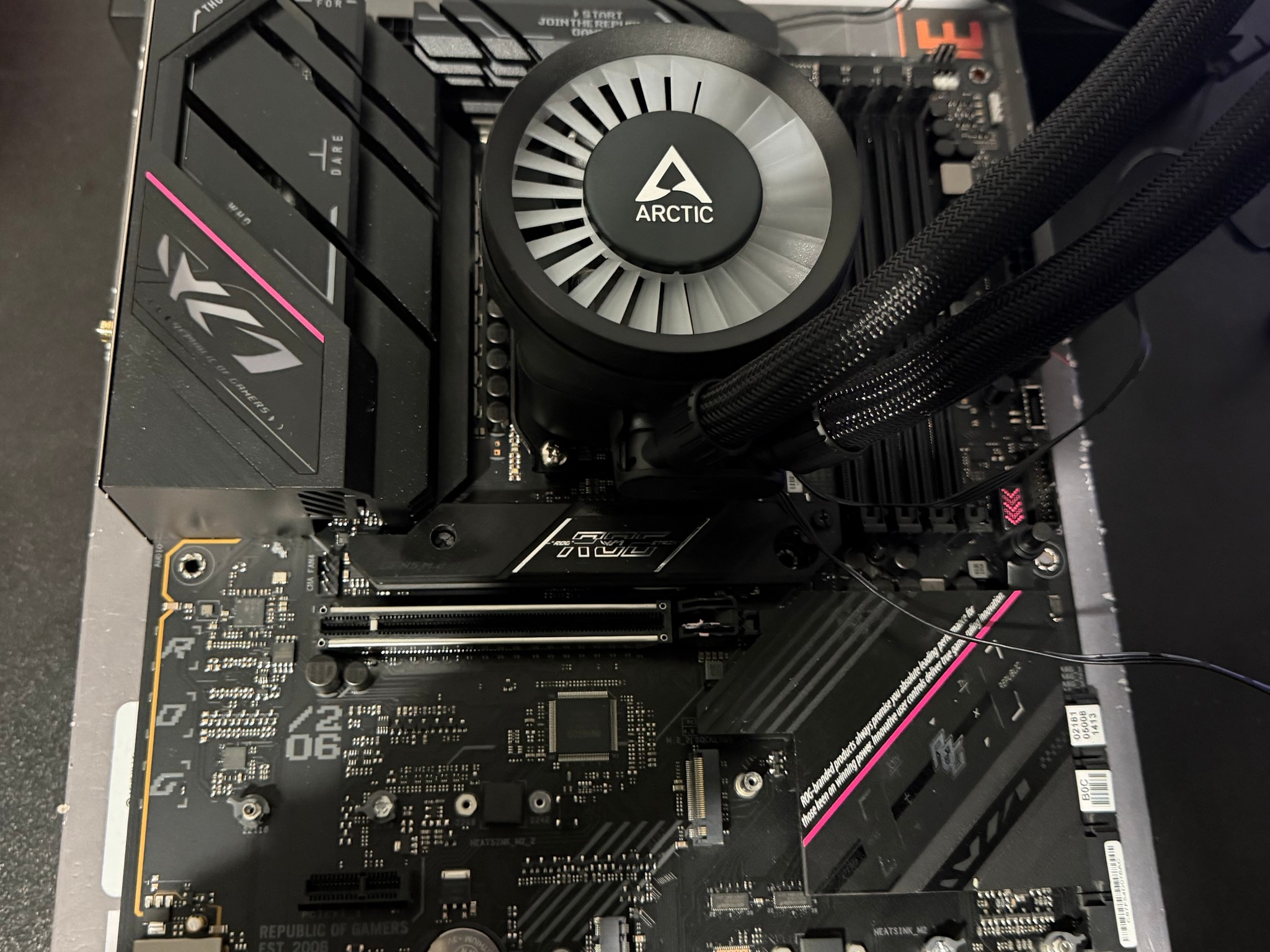 Ryzen 5 9600X, ASUS ROG STRIX B650 F Gaming Wifi, Arctic AIO COMBO