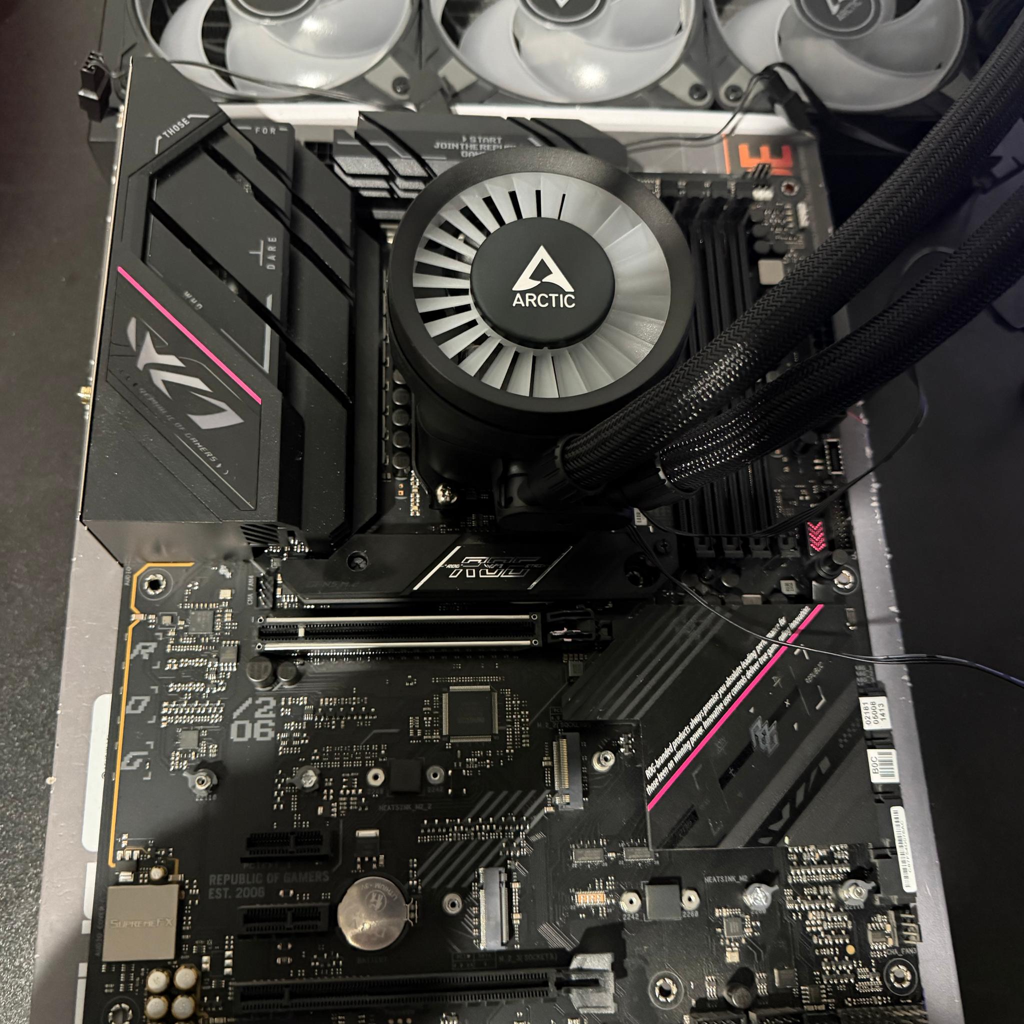 Ryzen 5 9600X, ASUS ROG STRIX B650 F Gaming Wifi, Arctic AIO COMBO
