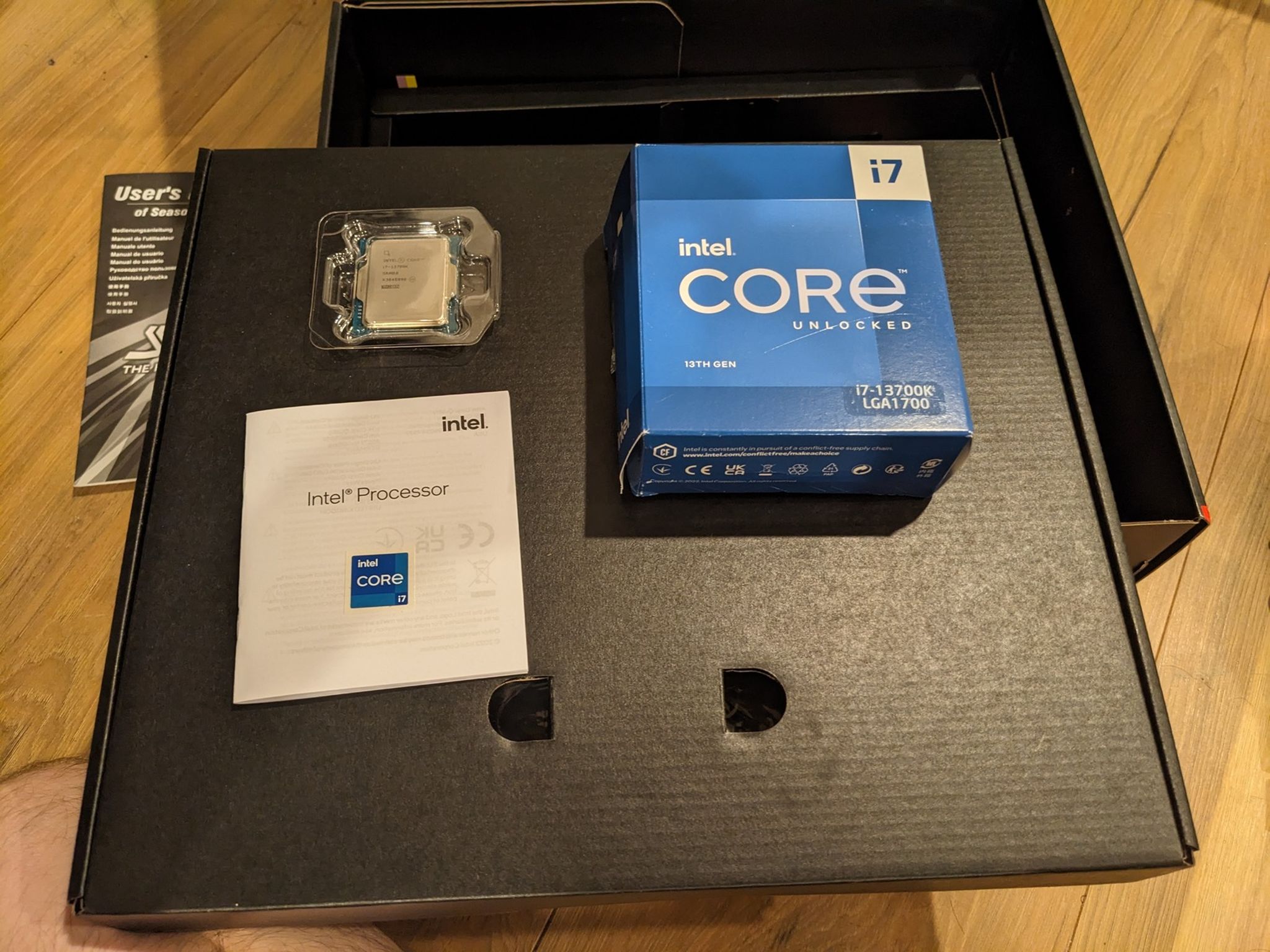 Intel Core i7-13700K w/ ASUS ROG Strix Z690-E Gaming WiFi 6E 32GB DDR5 6000mt/s cl36