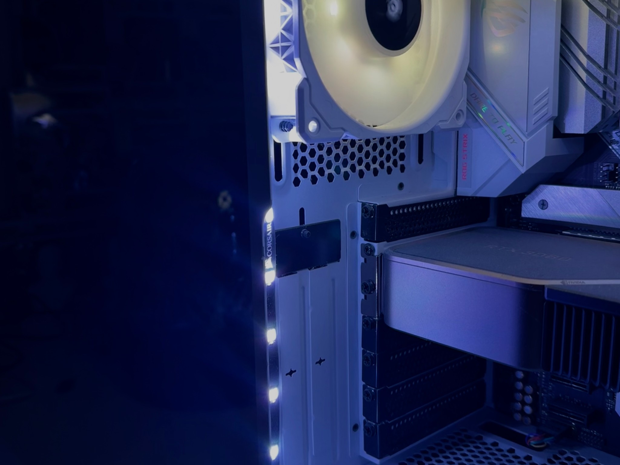 White Gaming Pc - TX 3080 FE, Ryzen 5 5600X, 32GB CL16 RGB RAM, Liquid Cooled, 1 TB SSD, Win 11