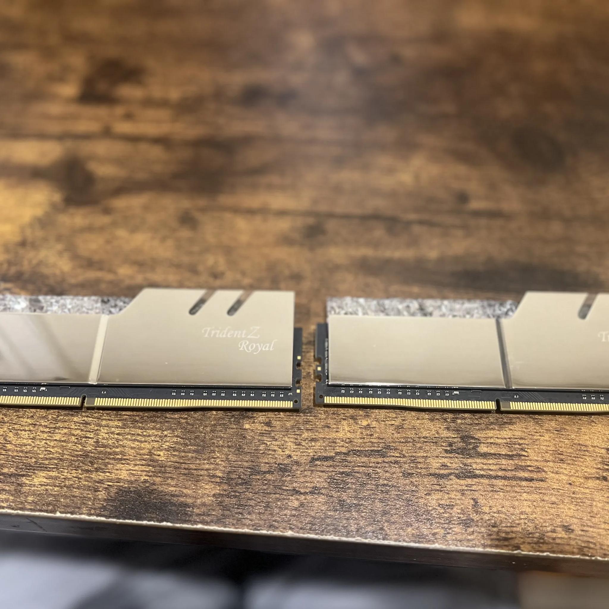 G.SKILL Trident Z Royal Series (XMP) DDR4 RAM 32GB (2x16GB) 3200MT/s CL16-18-18-38