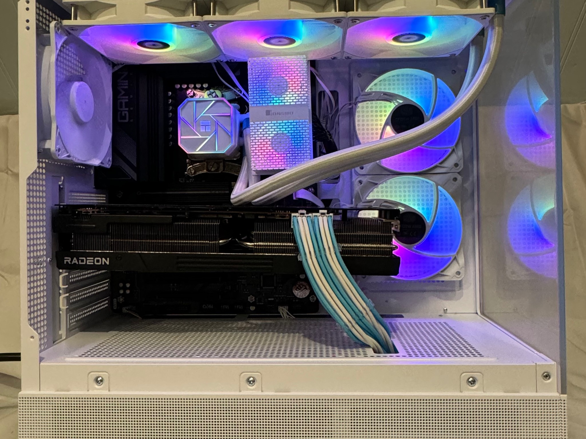 "White Hell" 7700, RX 7900XT, all amd pc with 32gb ram, WI-FI, and free Blue and White Keyboard