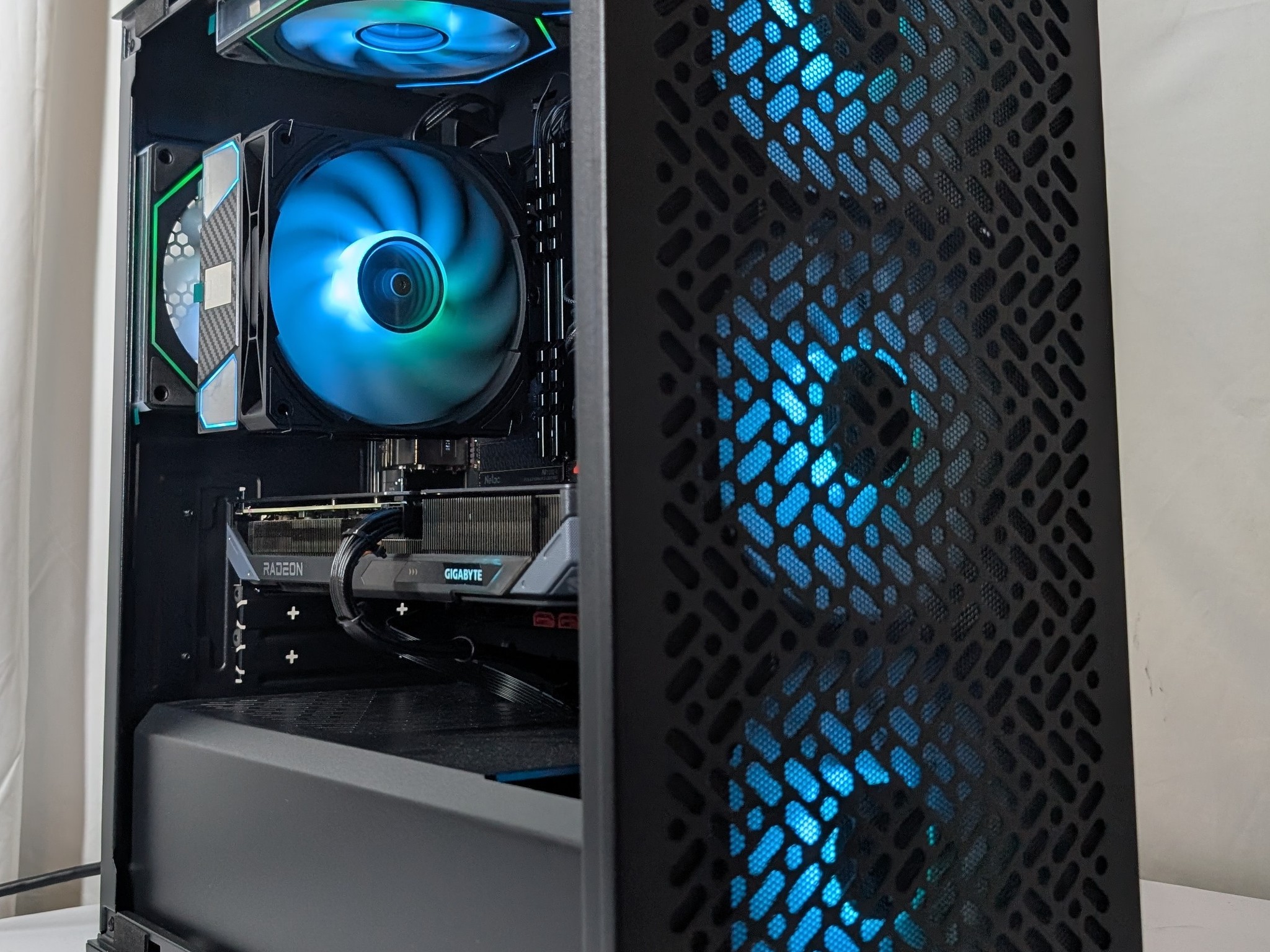 RX 9060XT | RYZEN 5 3600 | 16GB DDR4 | 1TB NVME | 650W