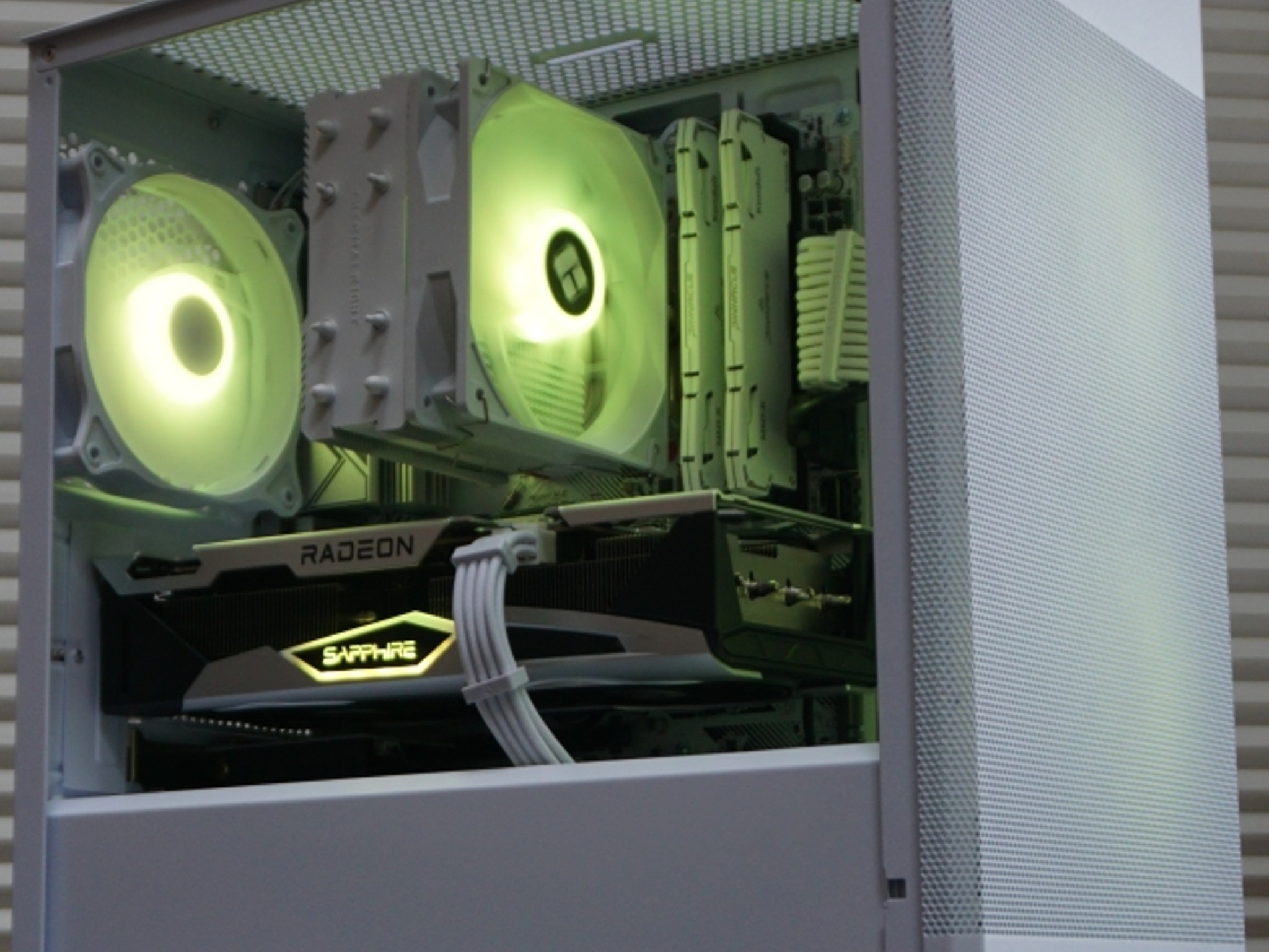 White & Silver 1080p Gaming PC! 5600X | 6650XT | 1TB NVME | 32GB RAM | WIFI/BT | Win 11 Pro