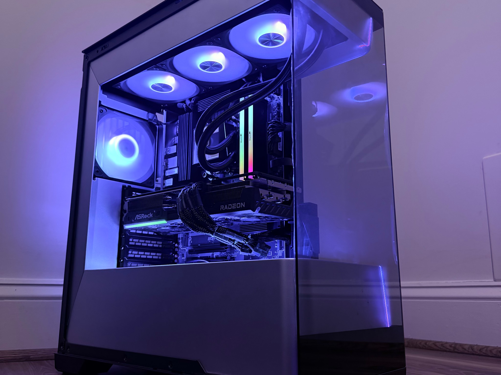🩶🐍"Silver Serpent"🐍🩶| 1440p/4k Gaming | RX 9070XT | Ryzen 7 7800x3d | 32gb DDR5 | 2tb SSD | WiFi