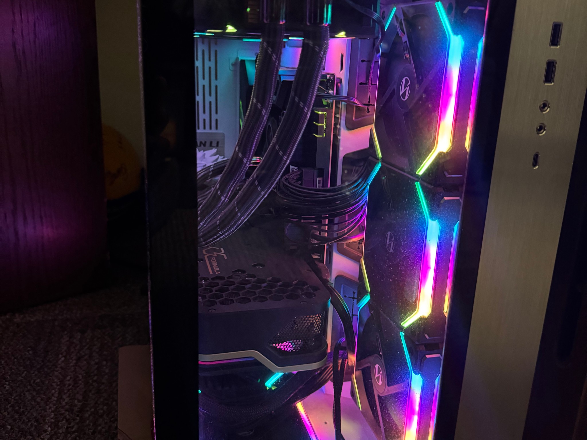 Ryzen 9 5900X | RX 6900 XT | 32GB DDR4 (3600 MT/s) | 1 TB + 250GB SSD | 850W Plat PSU | LianLi O11-D
