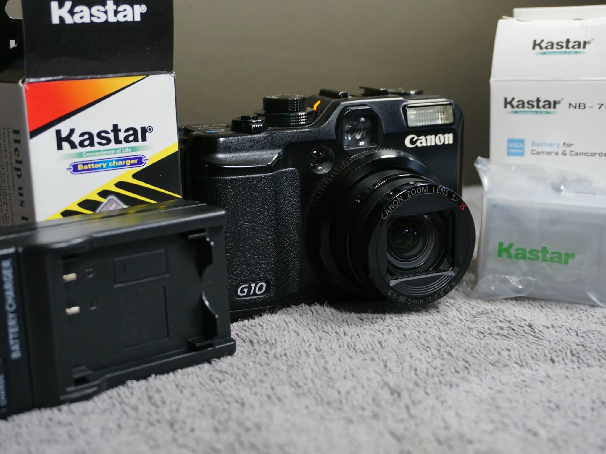 Canon PowerShot G10 14.7MP Digital Camera WITH 2 Batteries & Charger