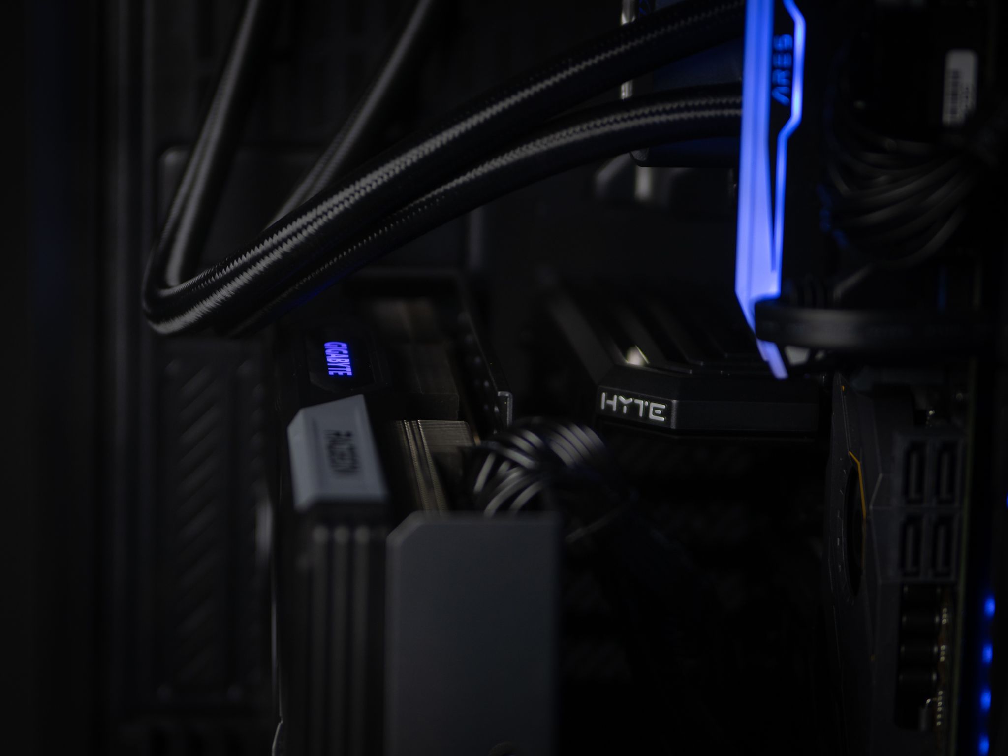“Deuxdarc” RX 7700XT Ryzen 7 32GB Windows 11 2TB Workstation Gaming PC