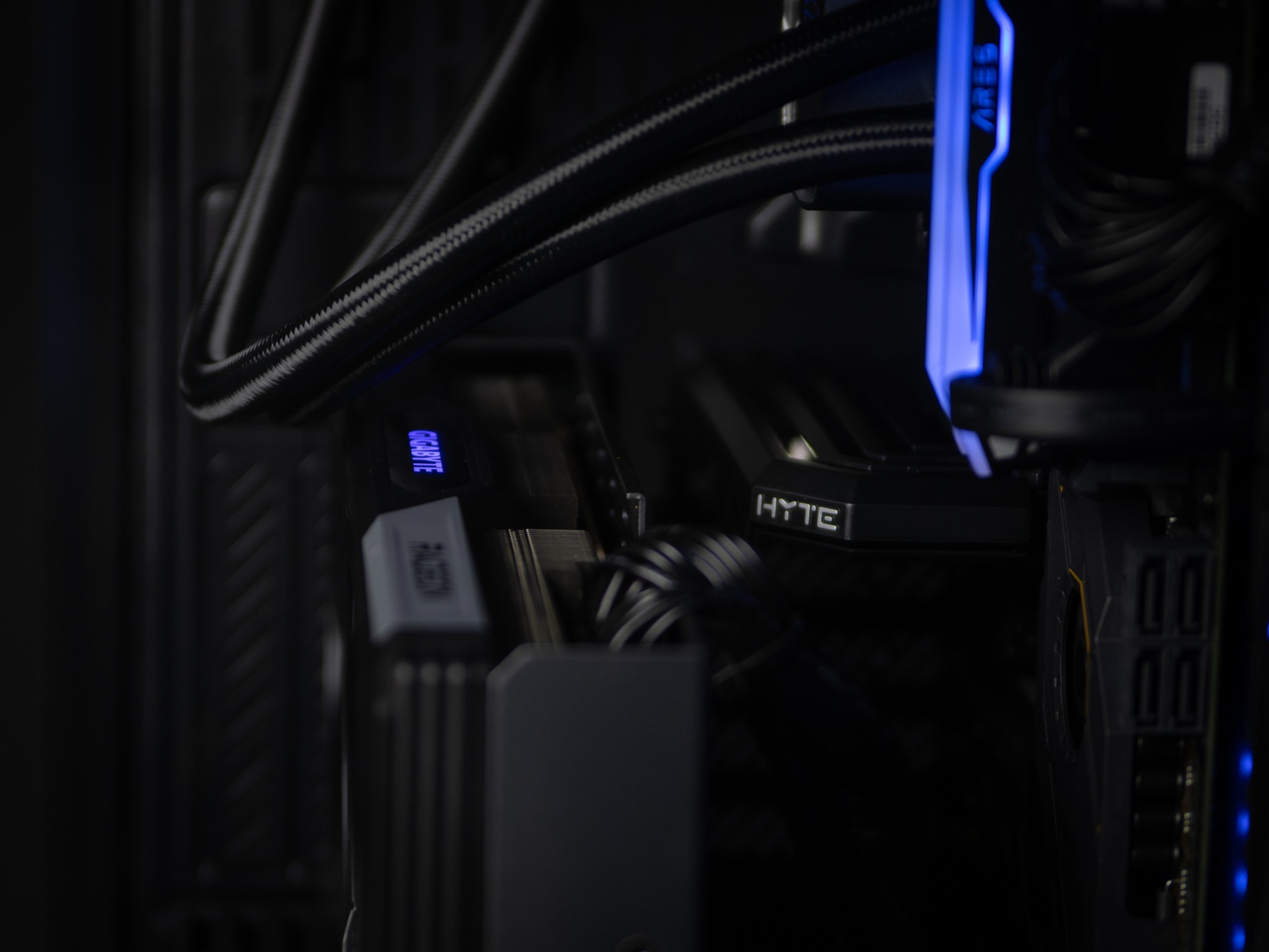 “Deuxdarc” RX 7700XT Ryzen 7 32GB Windows 11 2TB Workstation Gaming PC