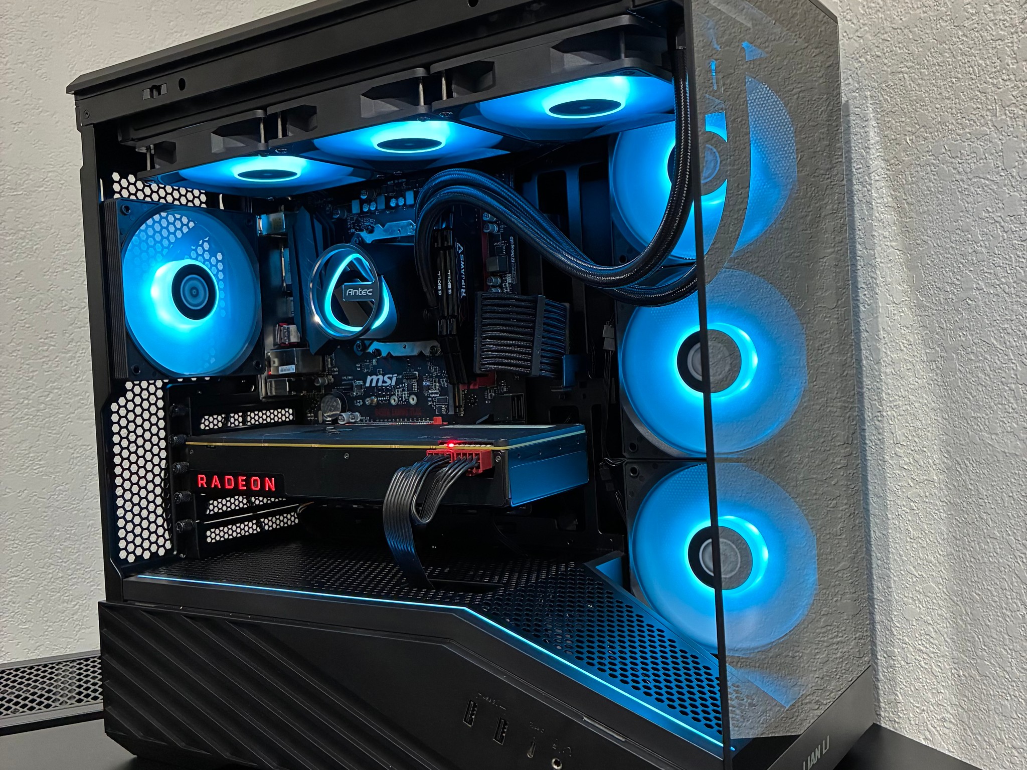 AMD Gaming PC w/ Radeon RX Vega 64 8GB / Ryzen 5 1600X / 16GB DDR4