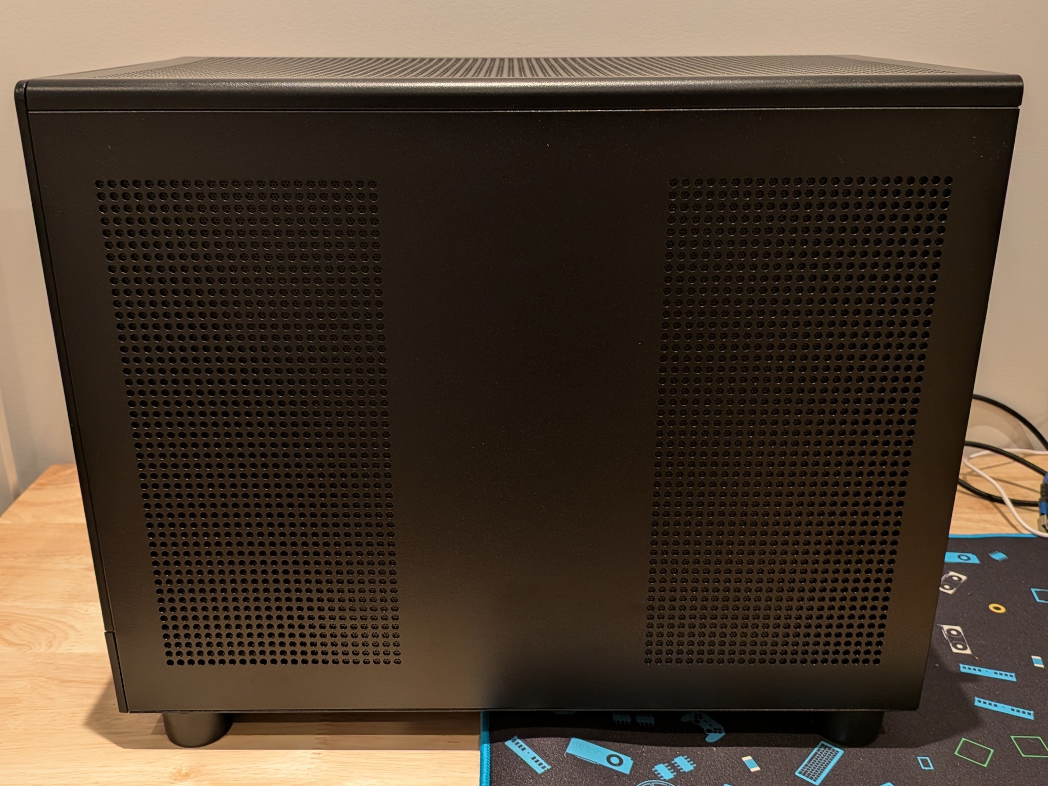 4K Aqua - RX 9070 XT, Ryzen 7 9700X, 32 GB DDR5 RAM, 2 TB Gen 4 NVME, Liquid Cooled, RGB