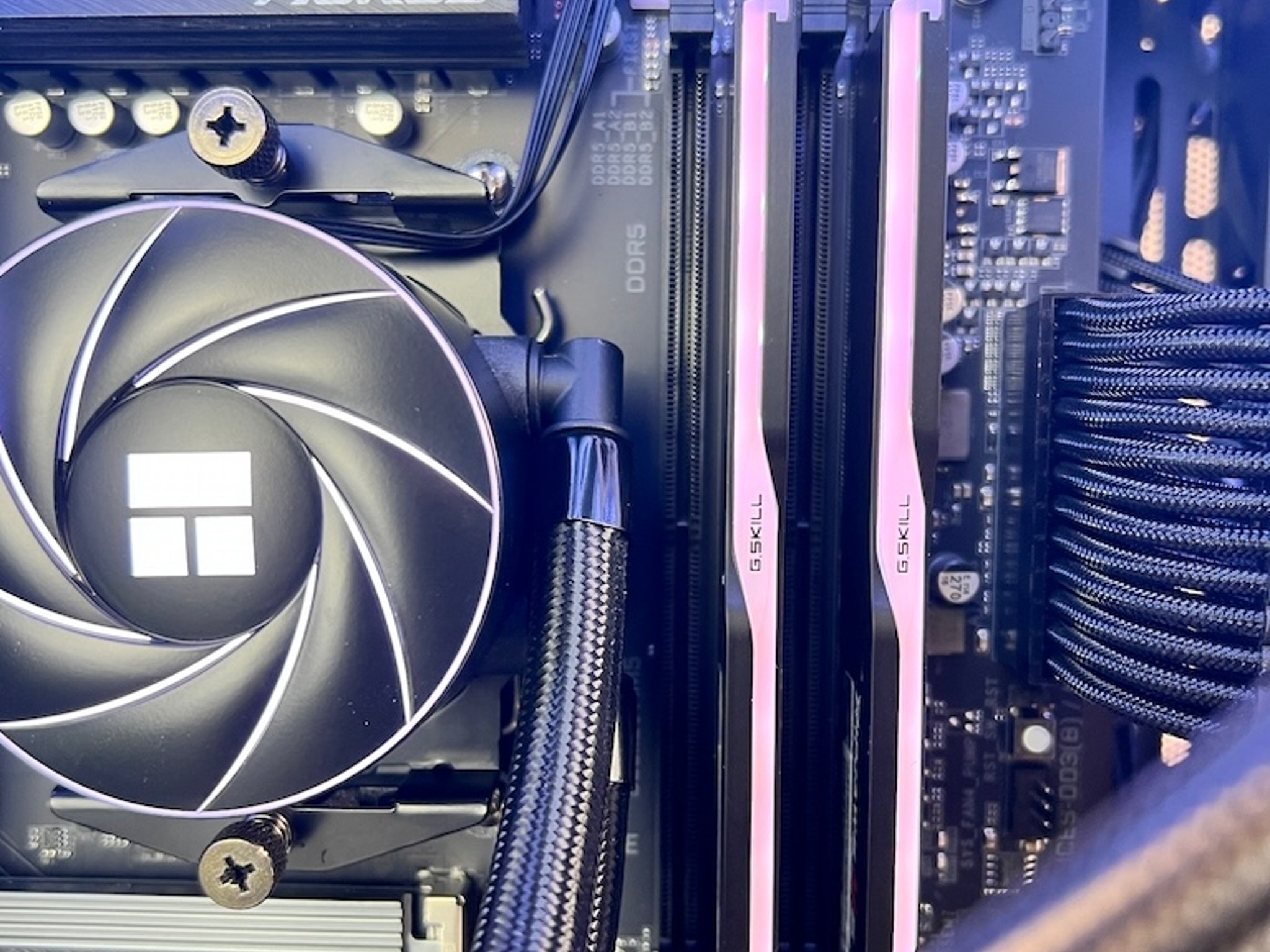 RX 9070 XT Ryzen 7 7700X 32GB DDR5 2TB M.2 Win 11 Pro Gaming PC