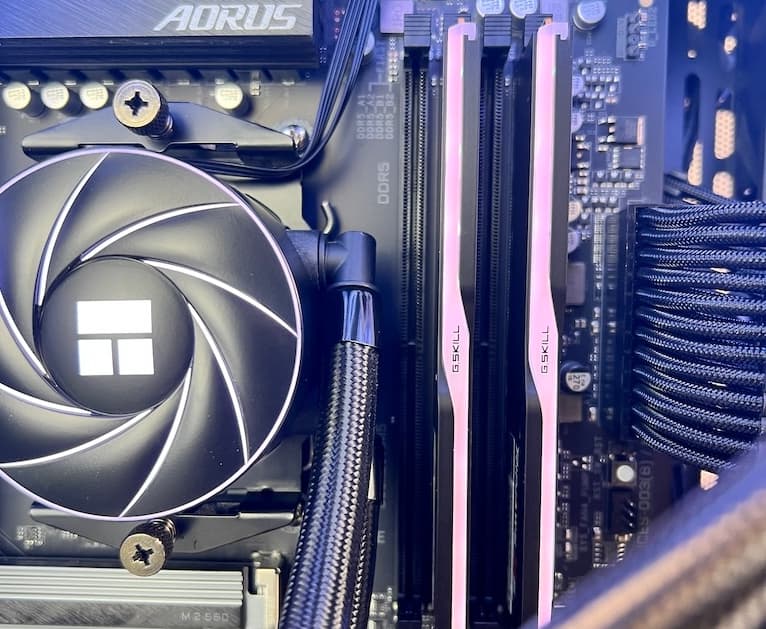 RX 9070 XT Ryzen 7 7700X 32GB DDR5 2TB M.2 Win 11 Pro Gaming PC
