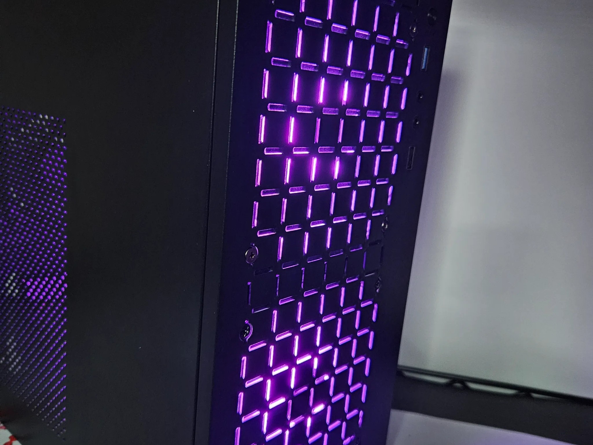 Liquid cooled Small Form Factor Ryzen 5 / 16GB DDR 4 / 512GB / GTX 1070