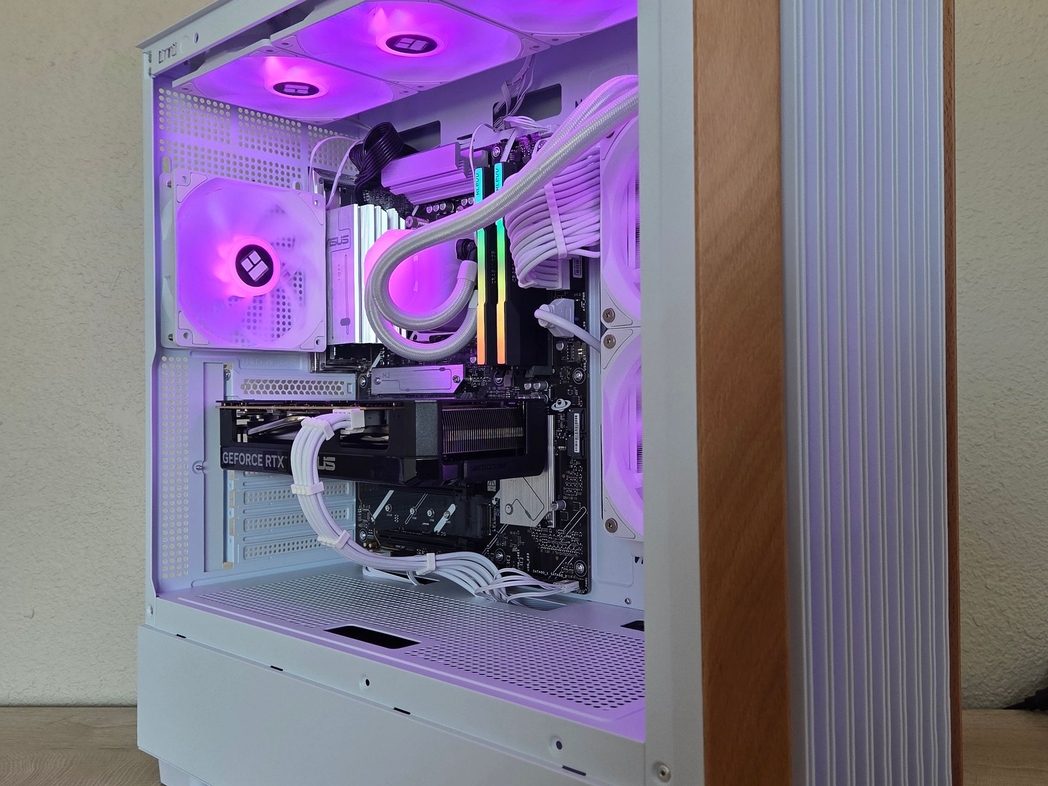 🌲❄️ Timber Frost | RTX 5060 | Ryzen 5 7600 | 32GB DDR5 | Wood Edition Gaming PC 🤍🌲/C/