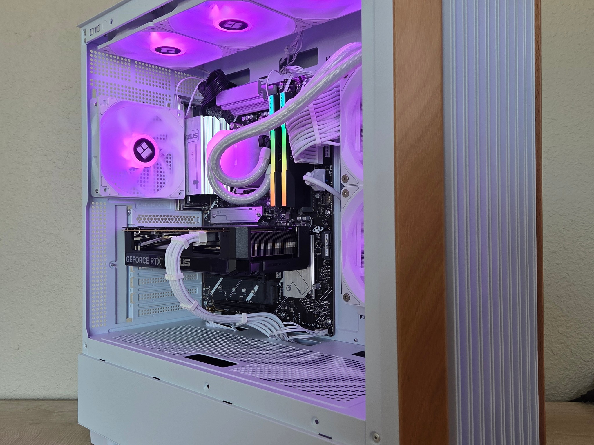 🌲❄️ Timber Frost | RTX 5060 | Ryzen 5 7600 | 32GB DDR5 | Wood Edition Gaming PC 🤍🌲/C/