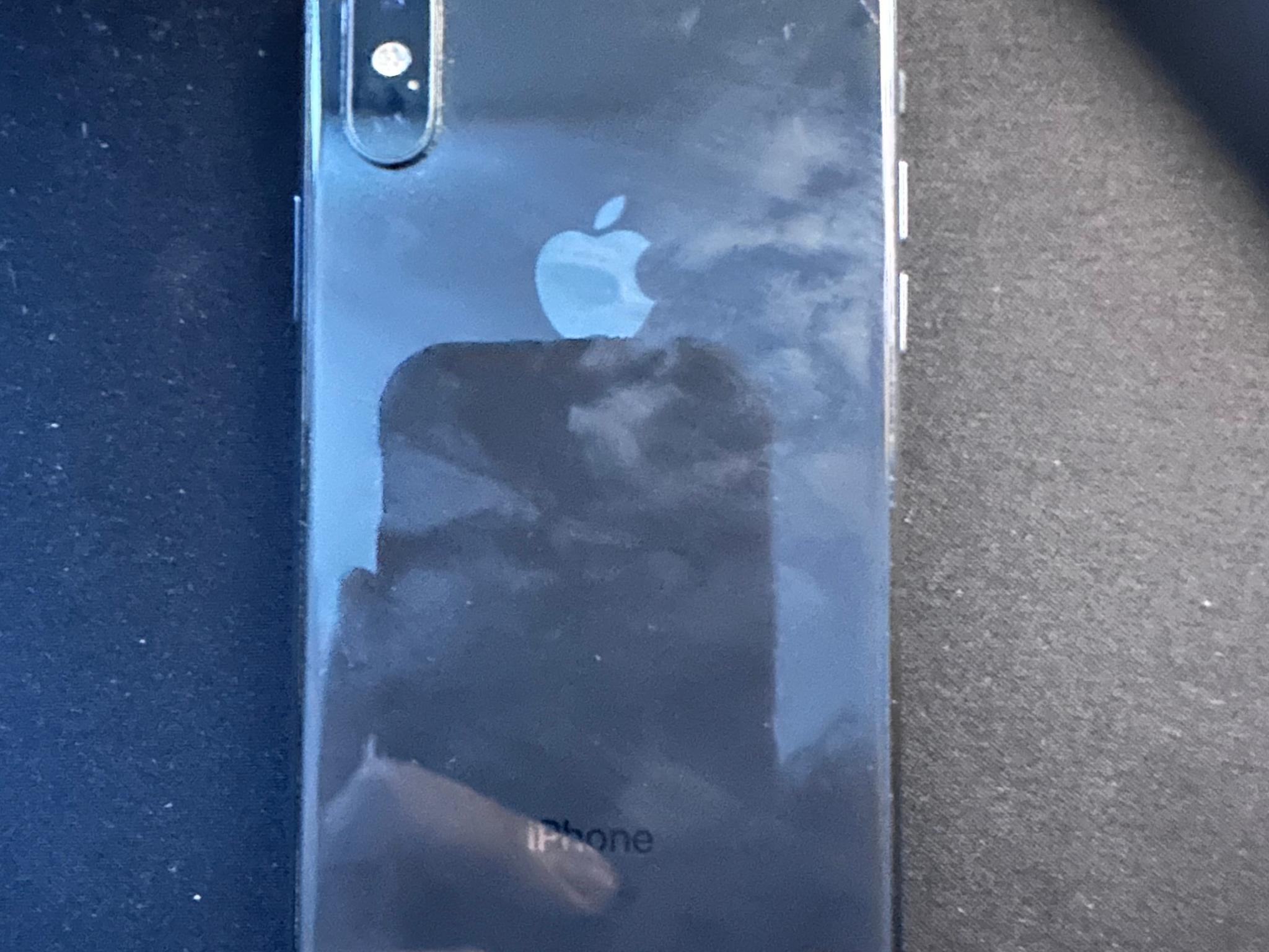 Apple iPhone XS 64GB, AT&T (DAMAGED BUT FUNCTIONAL )