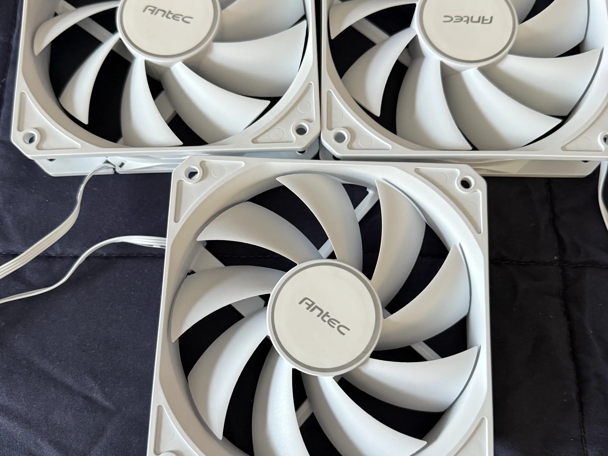 4 White Antec 120mm PWM case fans & ARGB/PWM hub